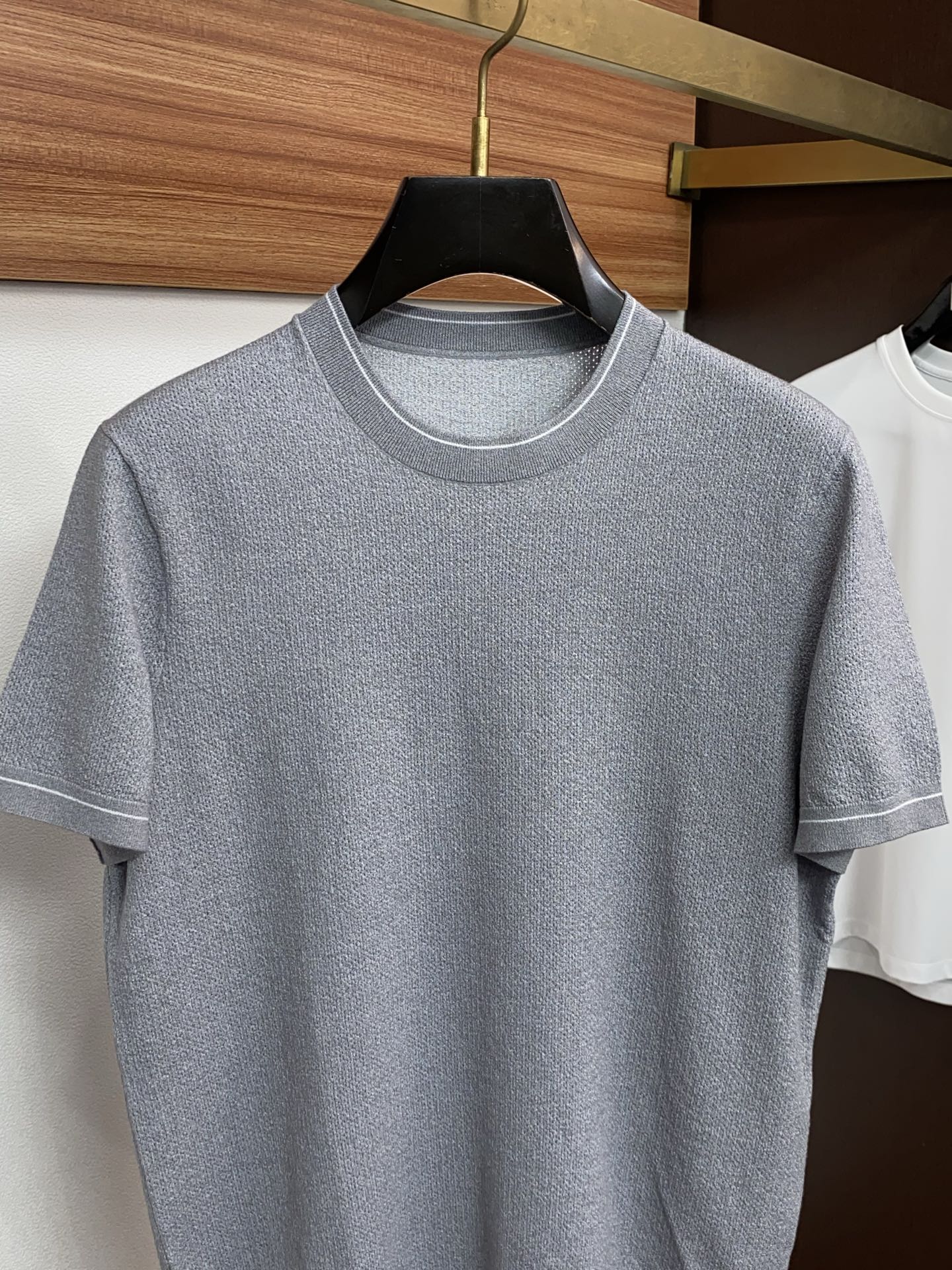 loro Piana 诺悠翩雅 针织圆领短袖，意大利工艺镌刻的优雅时尚，优质的材质是时尚的基石。这款针织