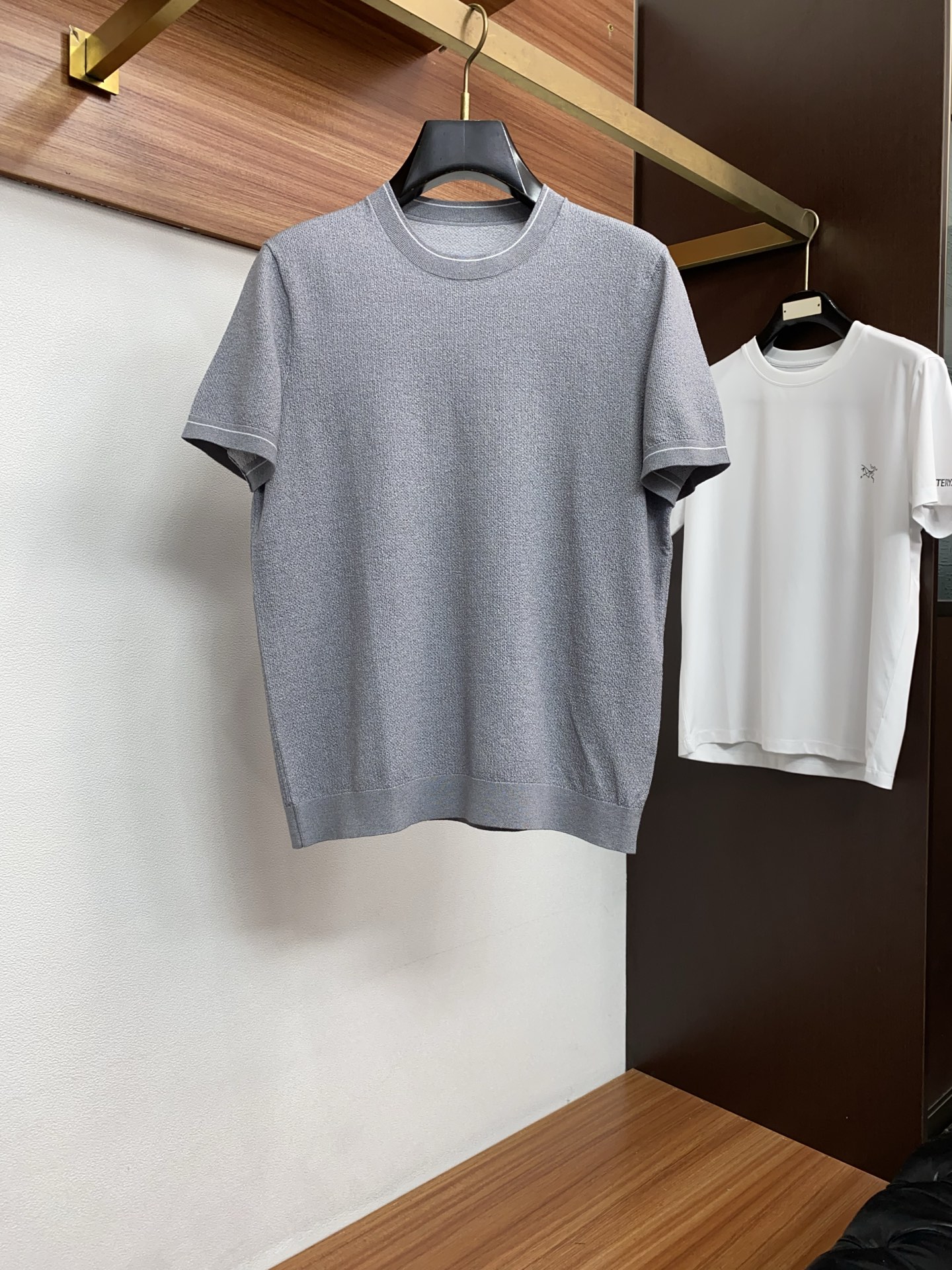 loro Piana 诺悠翩雅 针织圆领短袖，意大利工艺镌刻的优雅时尚，优质的材质是时尚的基石。这款针织