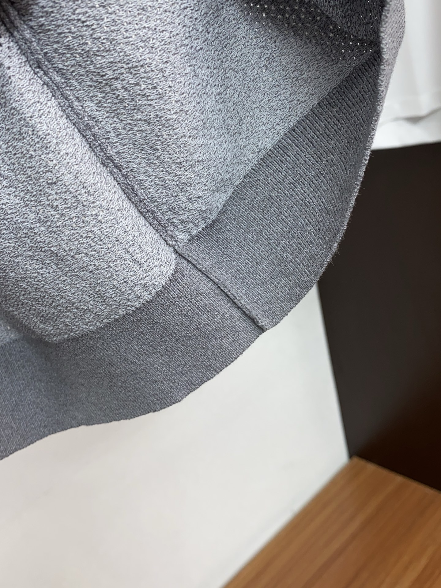 loro Piana 诺悠翩雅 针织圆领短袖，意大利工艺镌刻的优雅时尚，优质的材质是时尚的基石。这款针织