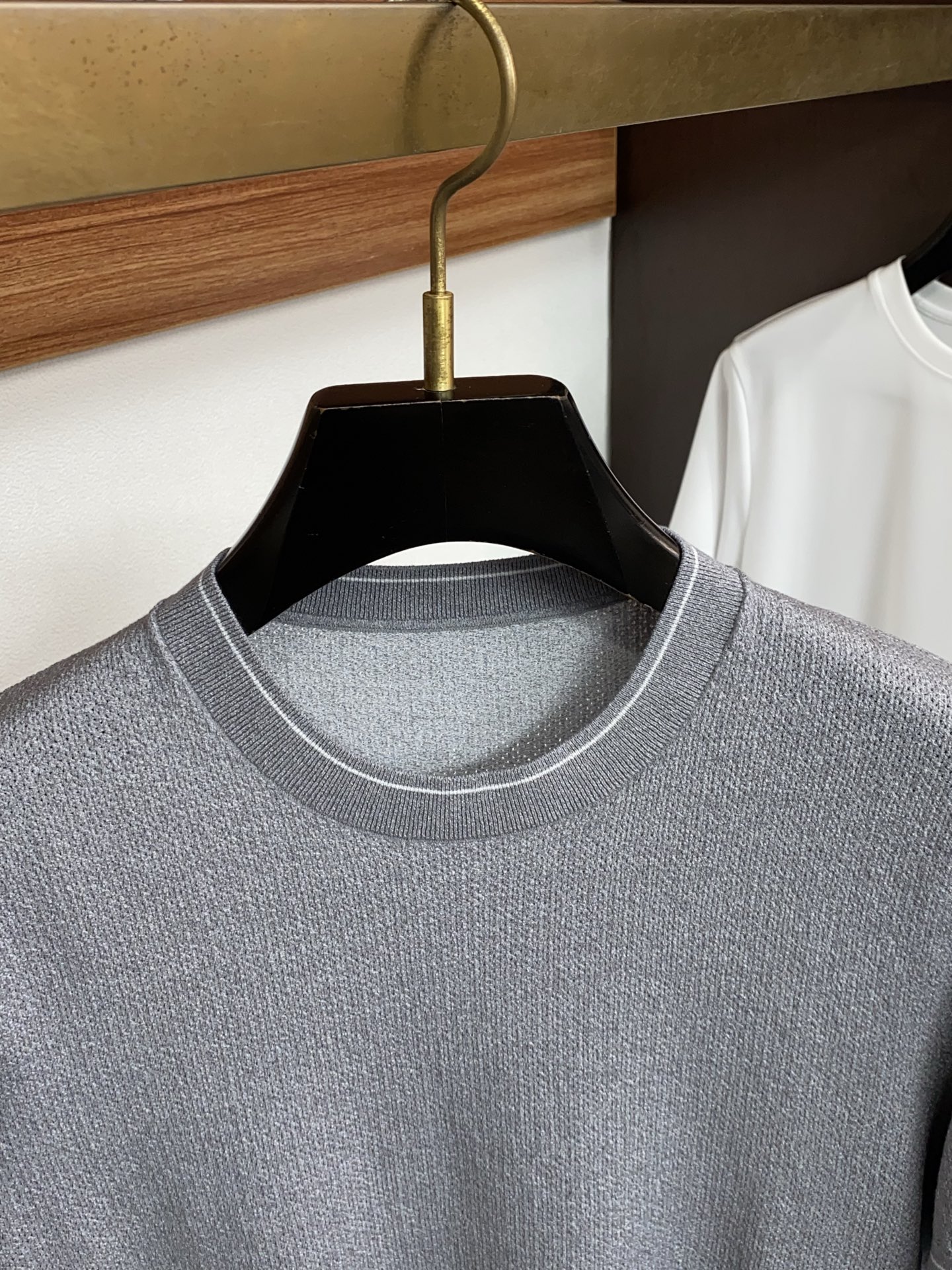 loro Piana 诺悠翩雅 针织圆领短袖，意大利工艺镌刻的优雅时尚，优质的材质是时尚的基石。这款针织