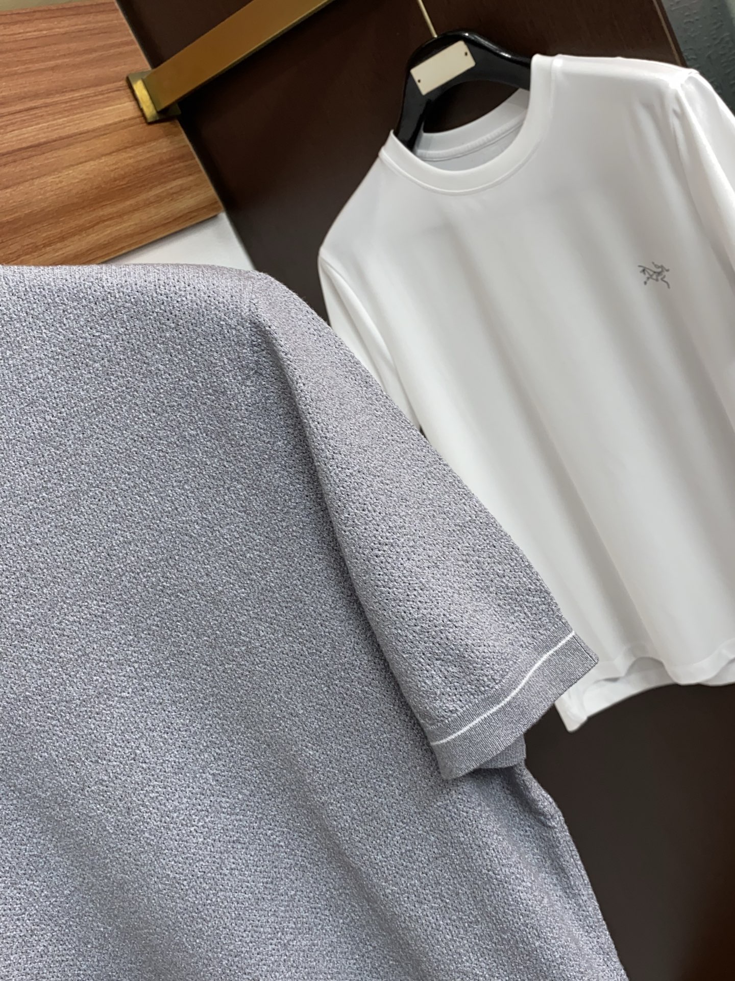loro Piana 诺悠翩雅 针织圆领短袖，意大利工艺镌刻的优雅时尚，优质的材质是时尚的基石。这款针织