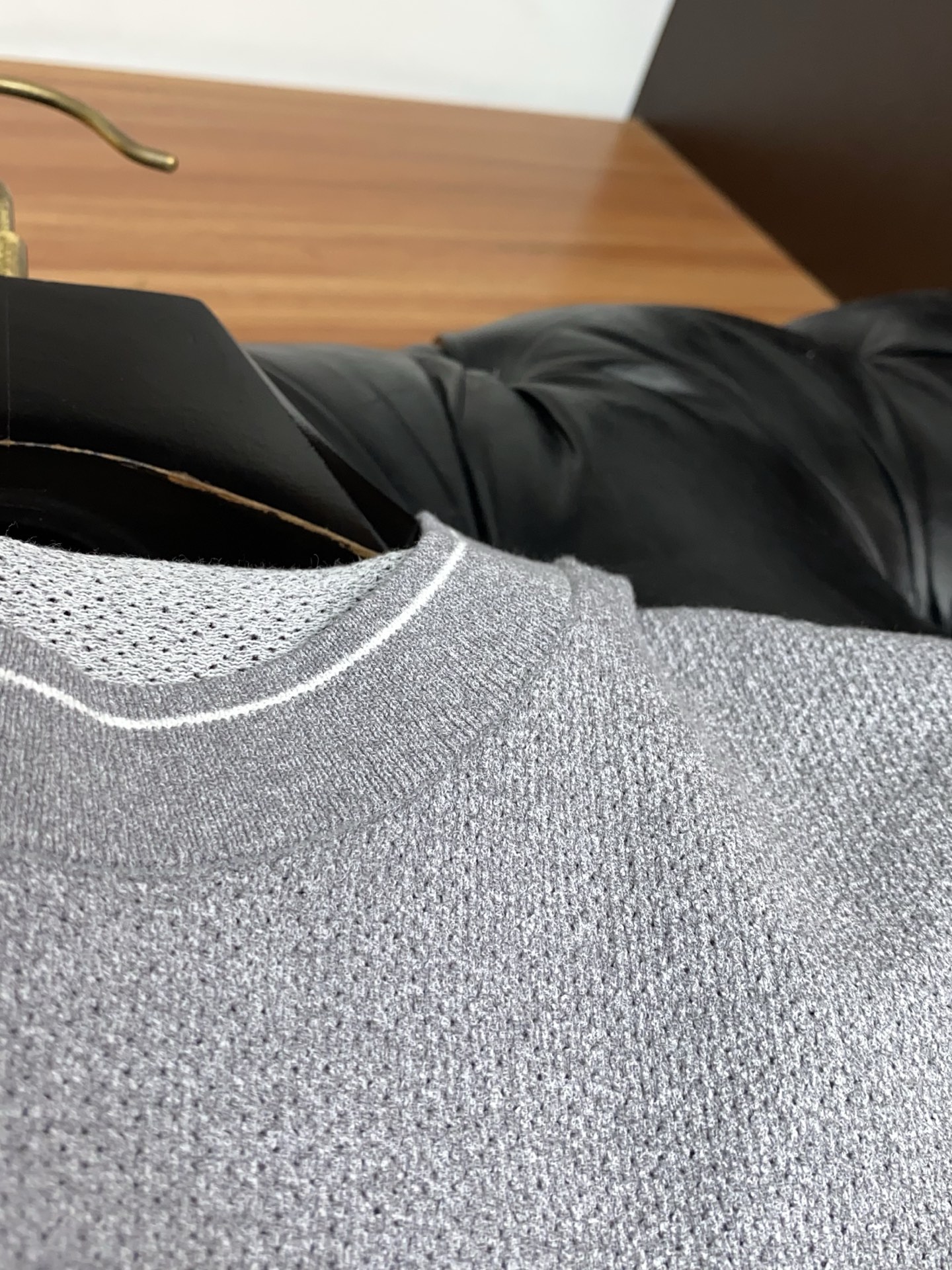 loro Piana 诺悠翩雅 针织圆领短袖，意大利工艺镌刻的优雅时尚，优质的材质是时尚的基石。这款针织
