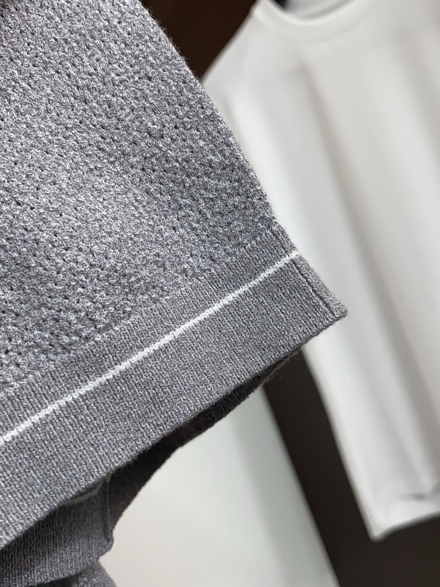 loro Piana 诺悠翩雅 针织圆领短袖，意大利工艺镌刻的优雅时尚，优质的材质是时尚的基石。这款针织