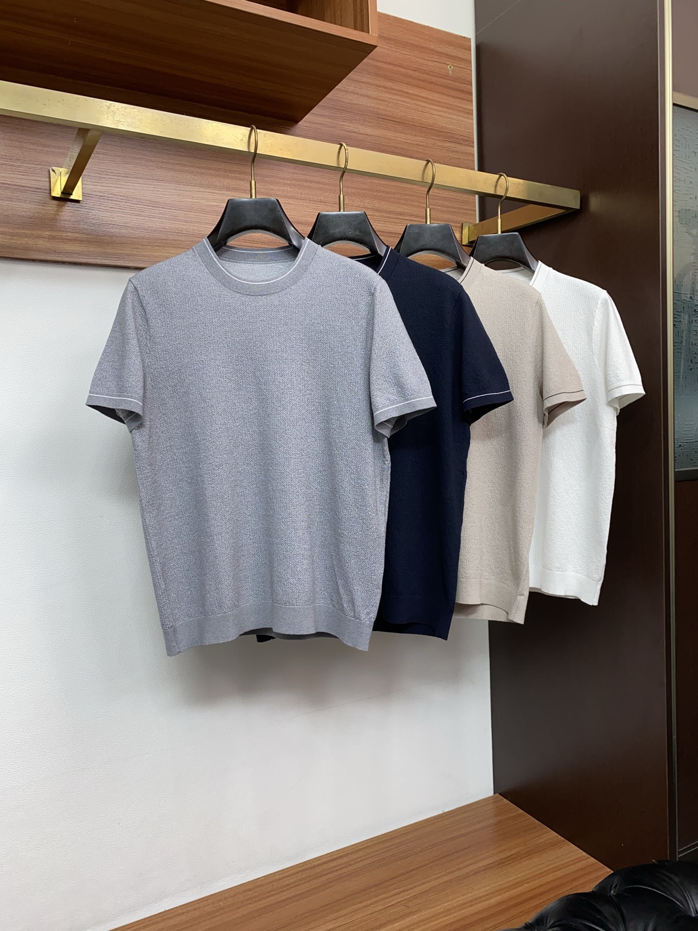 loro Piana 诺悠翩雅 针织圆领短袖，意大利工艺镌刻的优雅时尚，优质的材质是时尚的基石。这款针织