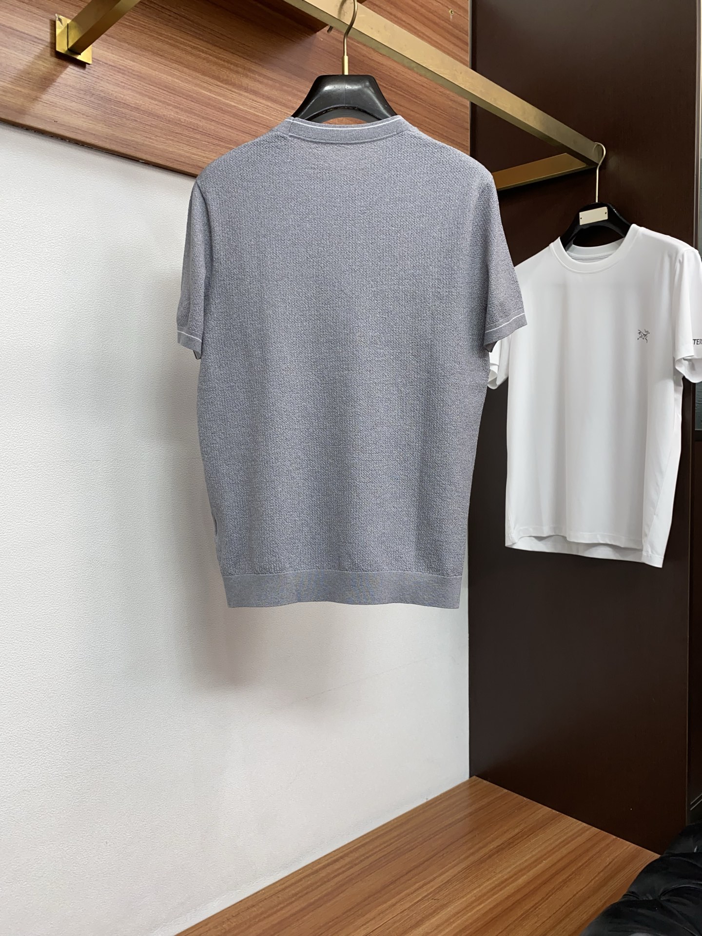 loro Piana 诺悠翩雅 针织圆领短袖，意大利工艺镌刻的优雅时尚，优质的材质是时尚的基石。这款针织