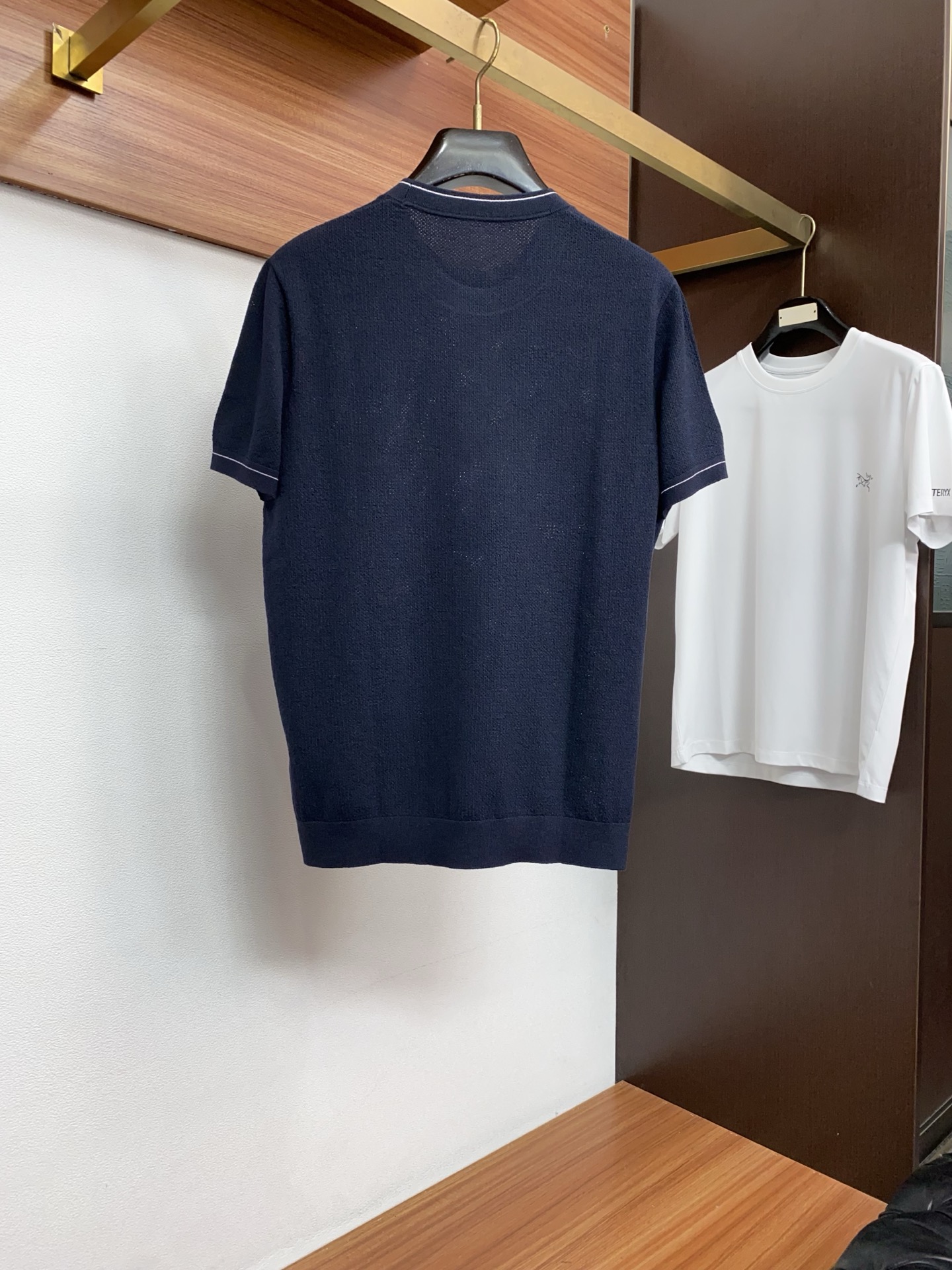 loro Piana 诺悠翩雅 针织圆领短袖，意大利工艺镌刻的优雅时尚，优质的材质是时尚的基石。这款针织