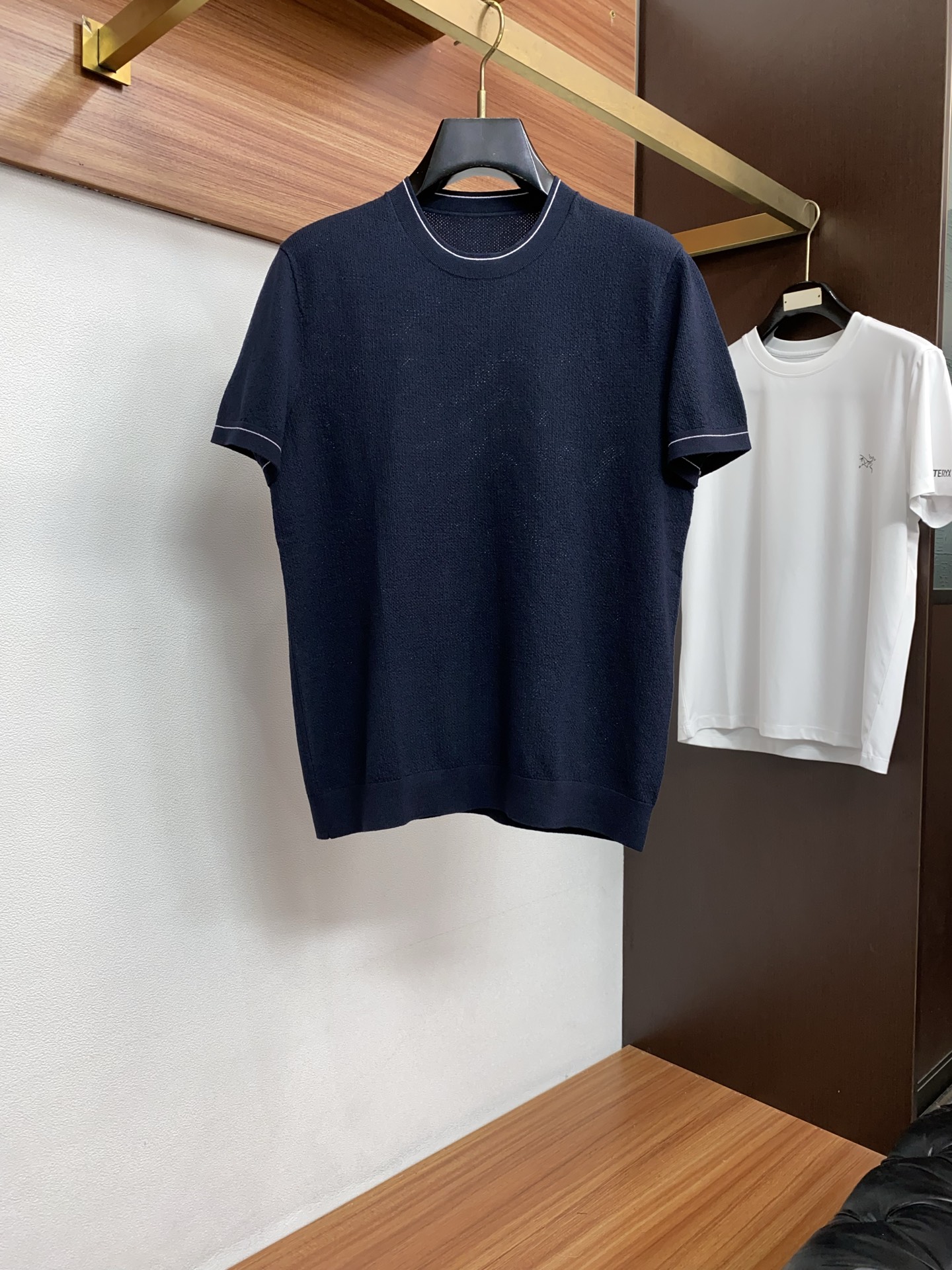 loro Piana 诺悠翩雅 针织圆领短袖，意大利工艺镌刻的优雅时尚，优质的材质是时尚的基石。这款针织