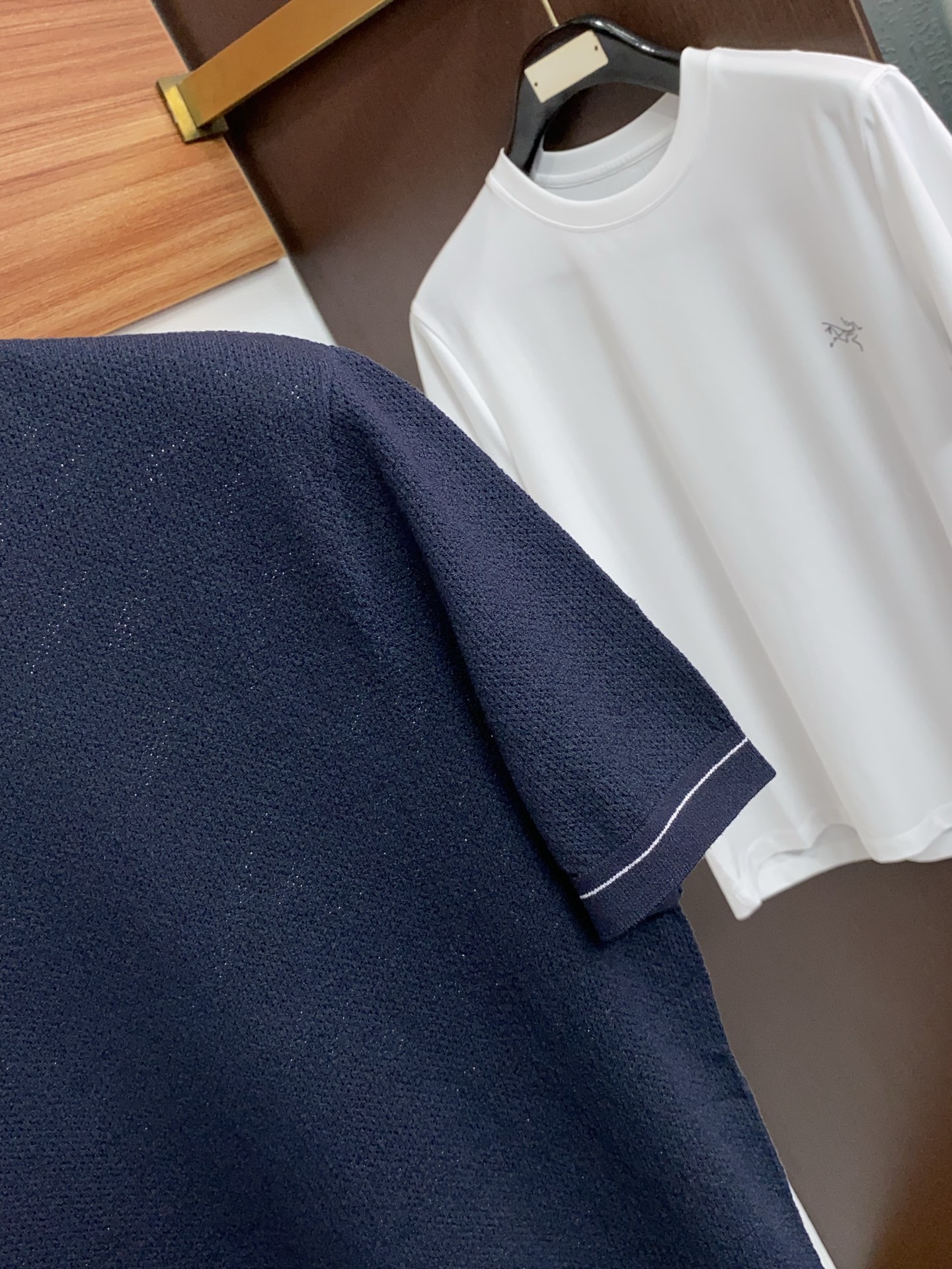 loro Piana 诺悠翩雅 针织圆领短袖，意大利工艺镌刻的优雅时尚，优质的材质是时尚的基石。这款针织