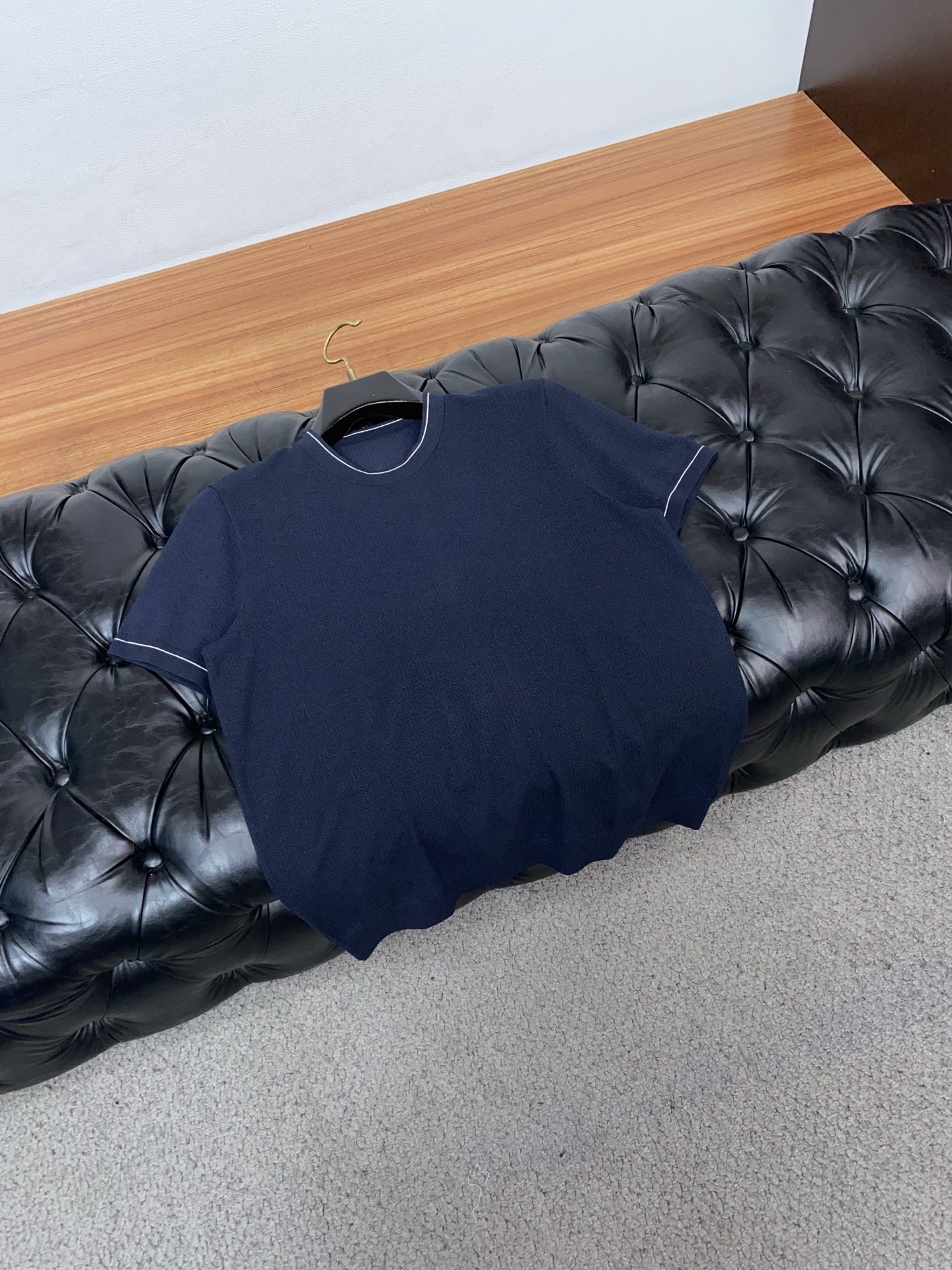 loro Piana 诺悠翩雅 针织圆领短袖，意大利工艺镌刻的优雅时尚，优质的材质是时尚的基石。这款针织