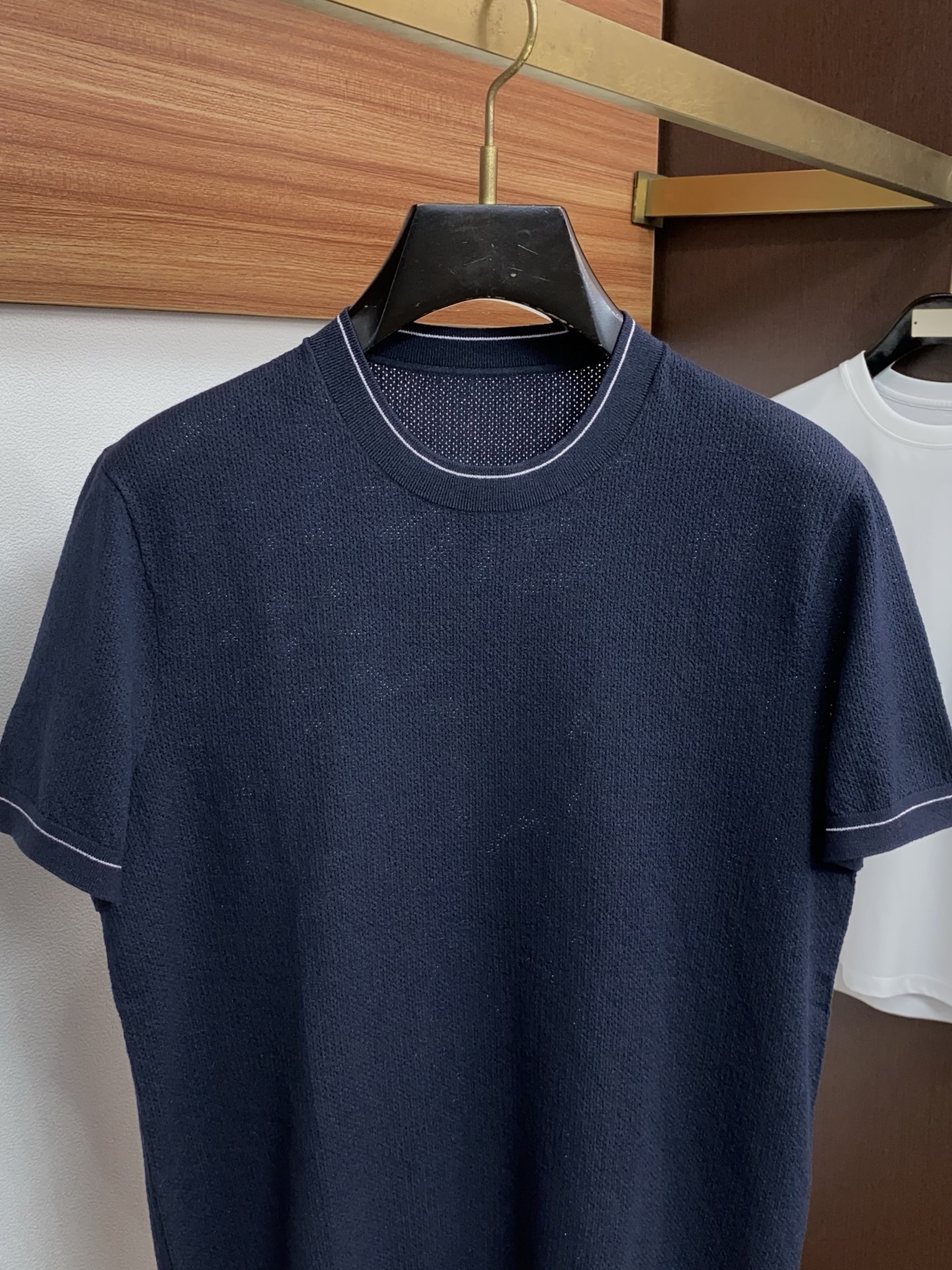 loro Piana 诺悠翩雅 针织圆领短袖，意大利工艺镌刻的优雅时尚，优质的材质是时尚的基石。这款针织
