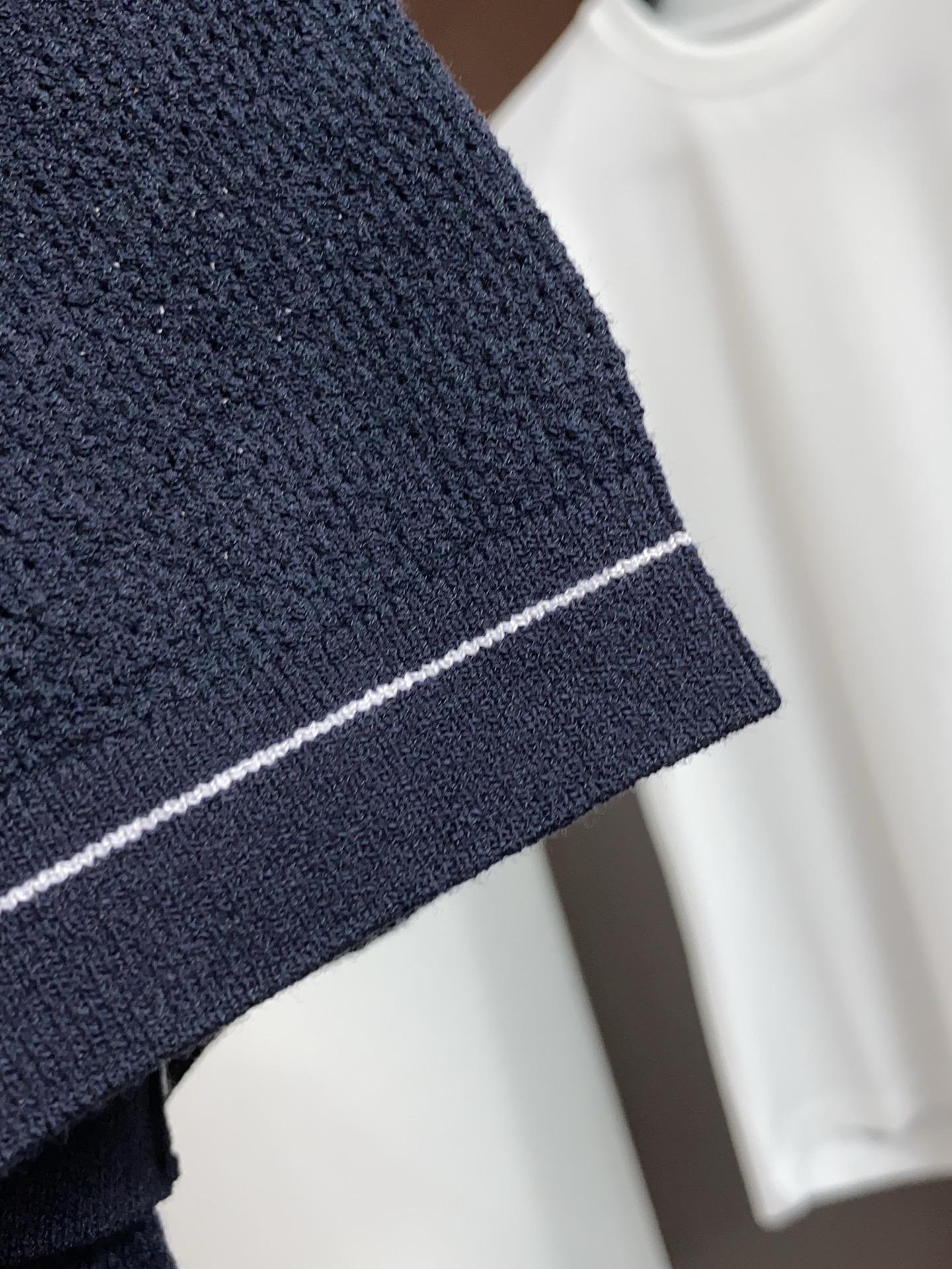 loro Piana 诺悠翩雅 针织圆领短袖，意大利工艺镌刻的优雅时尚，优质的材质是时尚的基石。这款针织