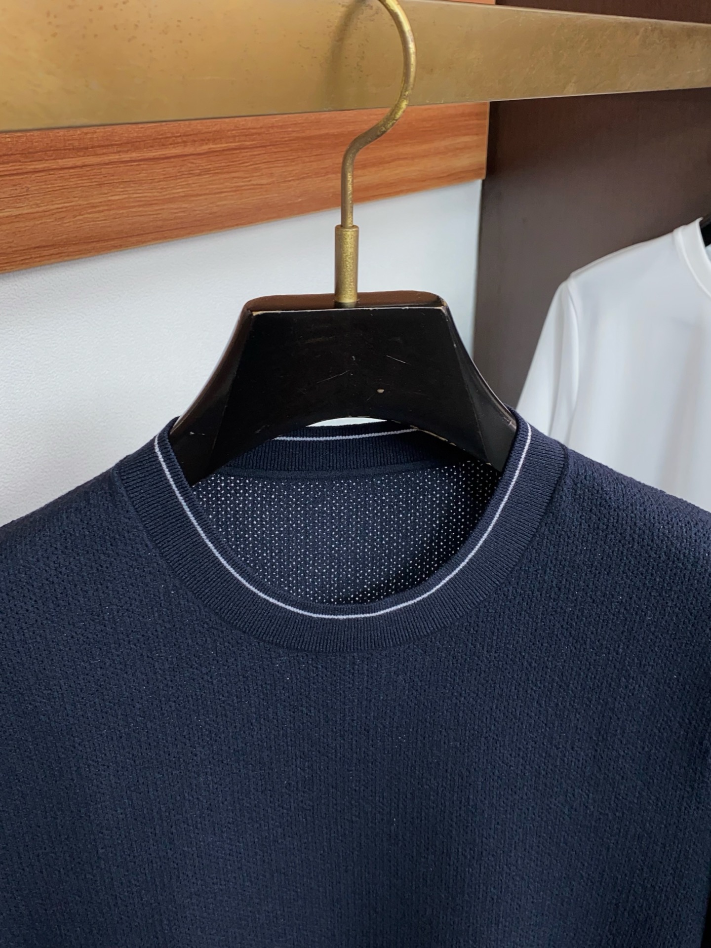 loro Piana 诺悠翩雅 针织圆领短袖，意大利工艺镌刻的优雅时尚，优质的材质是时尚的基石。这款针织