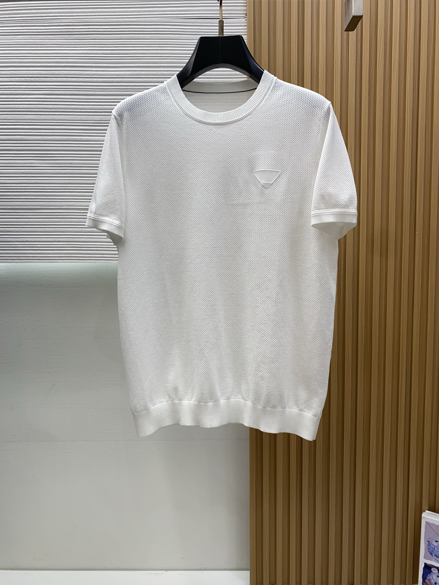 普拉达 针织圆领短袖，意大利工艺镌刻的优雅时尚，优质的材质是时尚的基石。这款针织衫选用了意大利最大线纱生