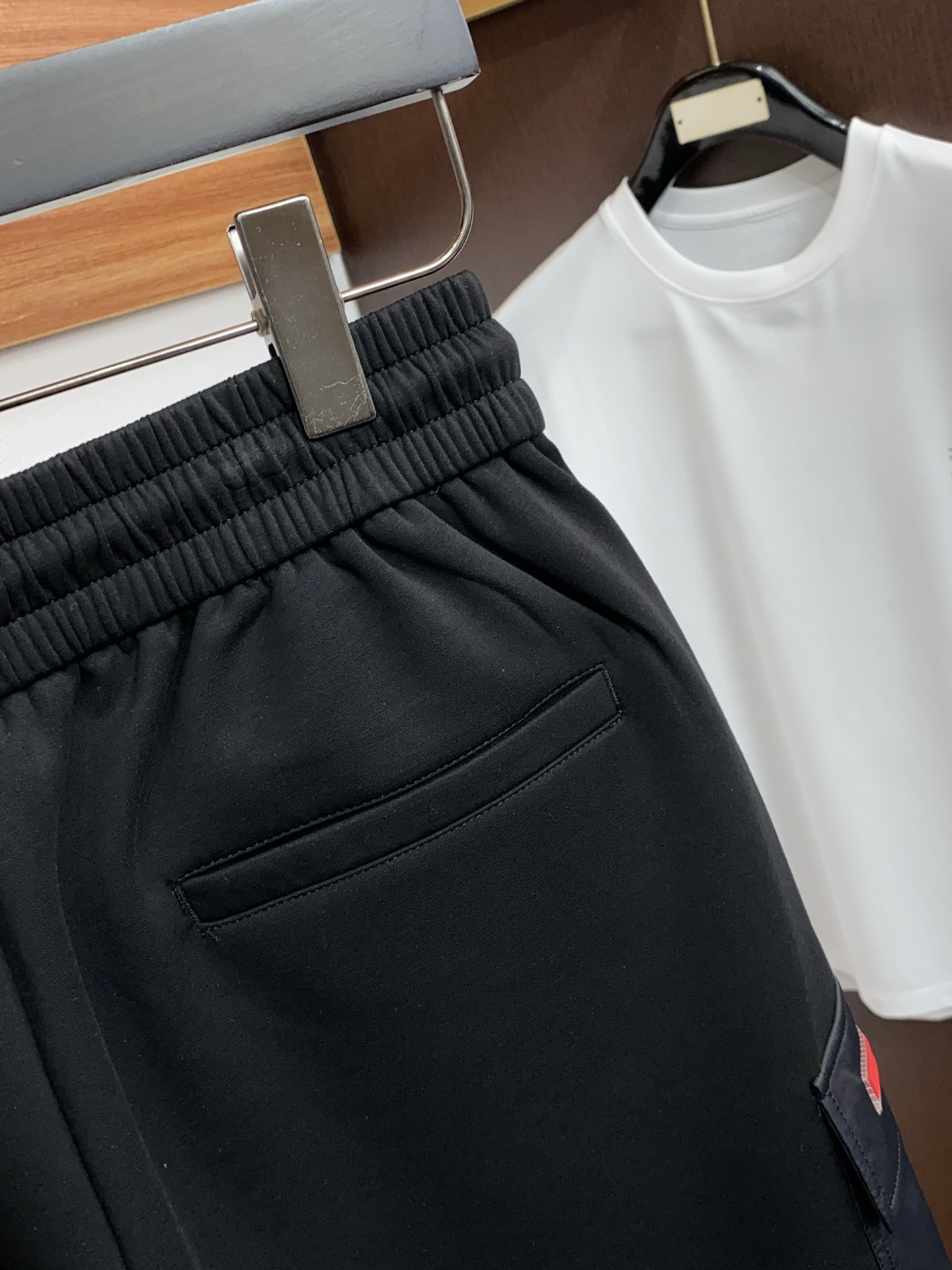 普拉达 2026春夏季新款，最新休闲短裤。原版裤型上身休闲百搭、随性慵懒范，高级定制面料，订制工艺 舒适