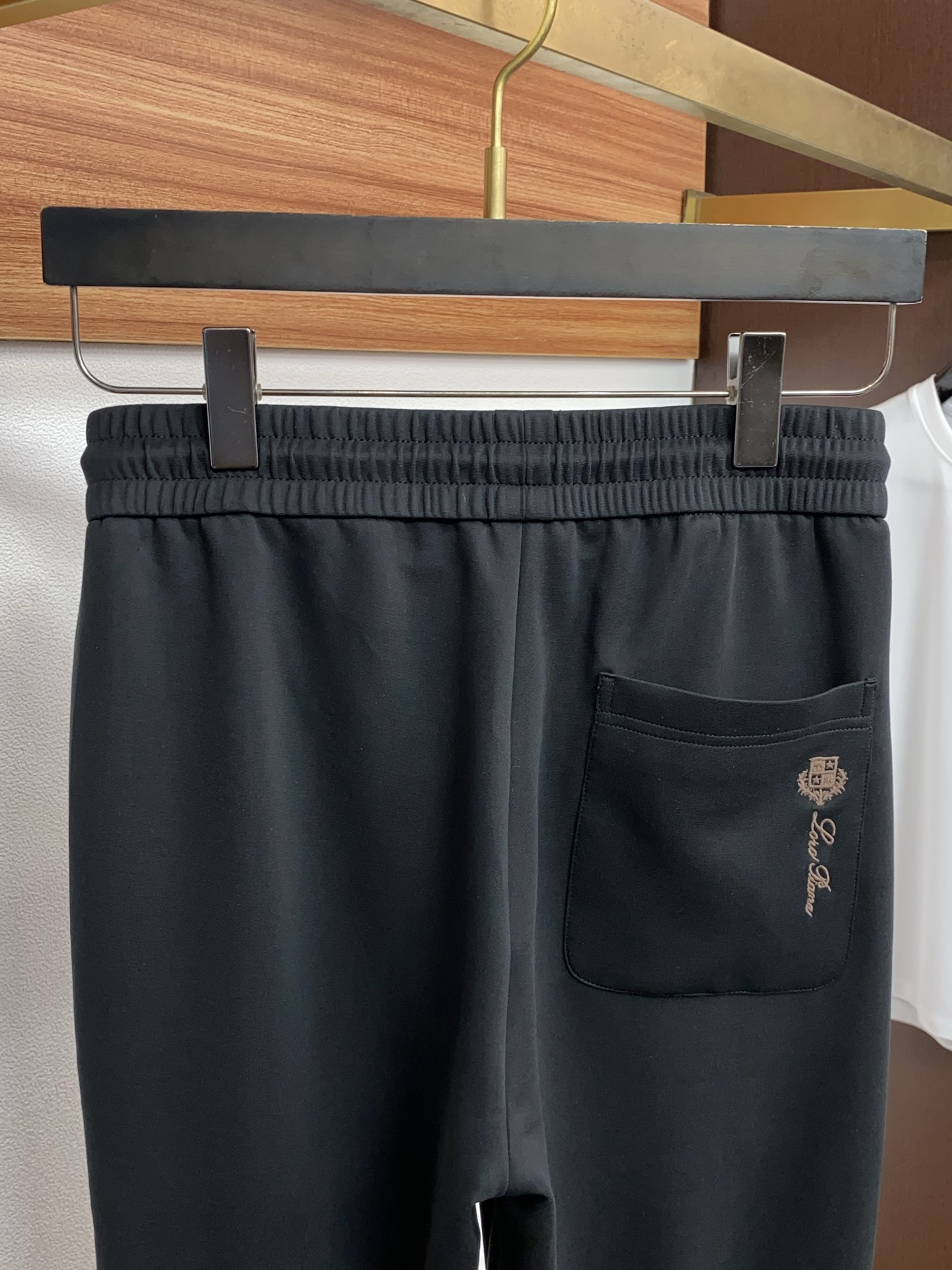 loro Piana 诺悠翩雅 专柜新品同步上市。原单订制高品质时尚休闲裤。超级百搭款。独家定制面料，手