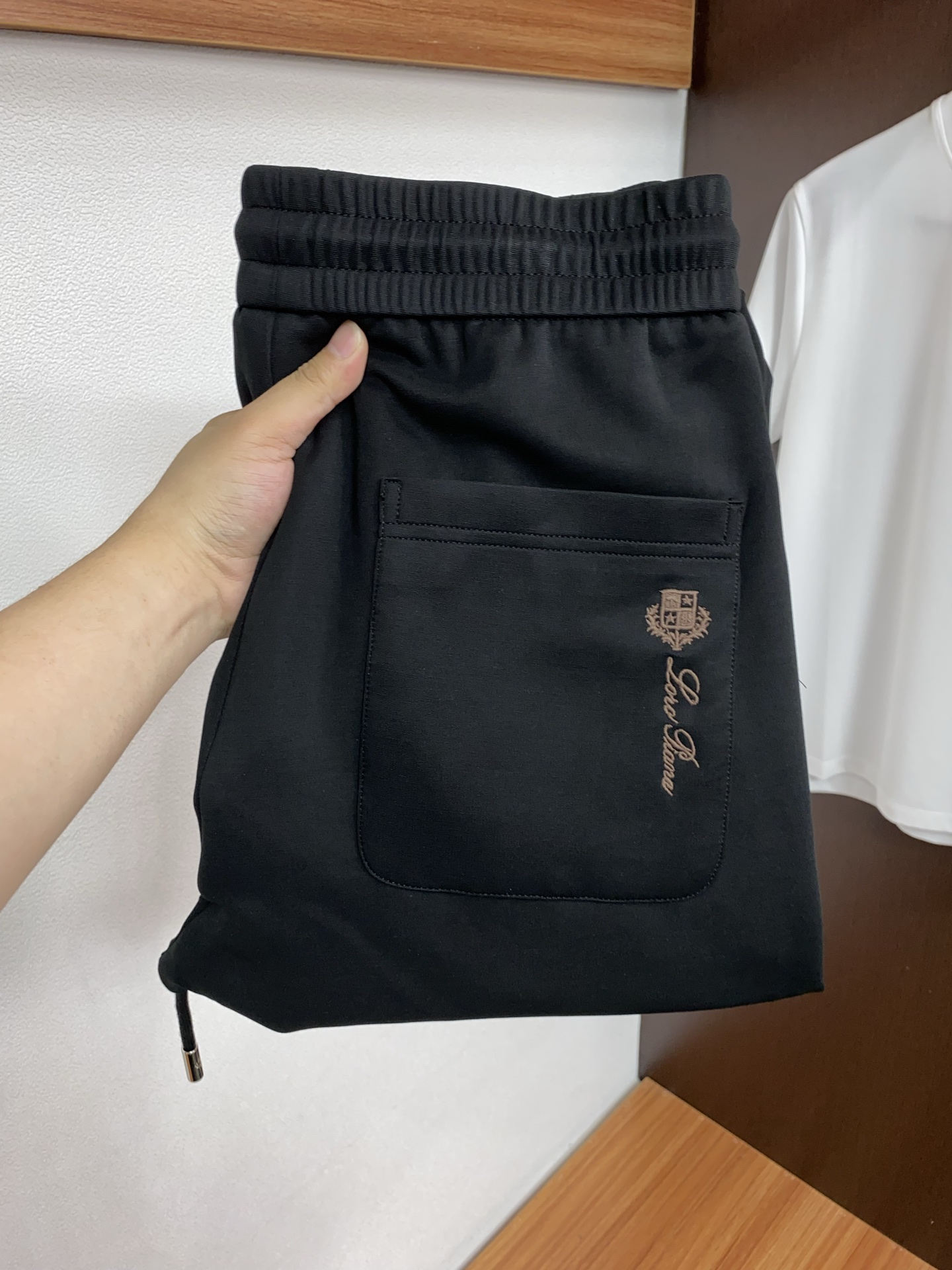 loro Piana 诺悠翩雅 专柜新品同步上市。原单订制高品质时尚休闲裤。超级百搭款。独家定制面料，手