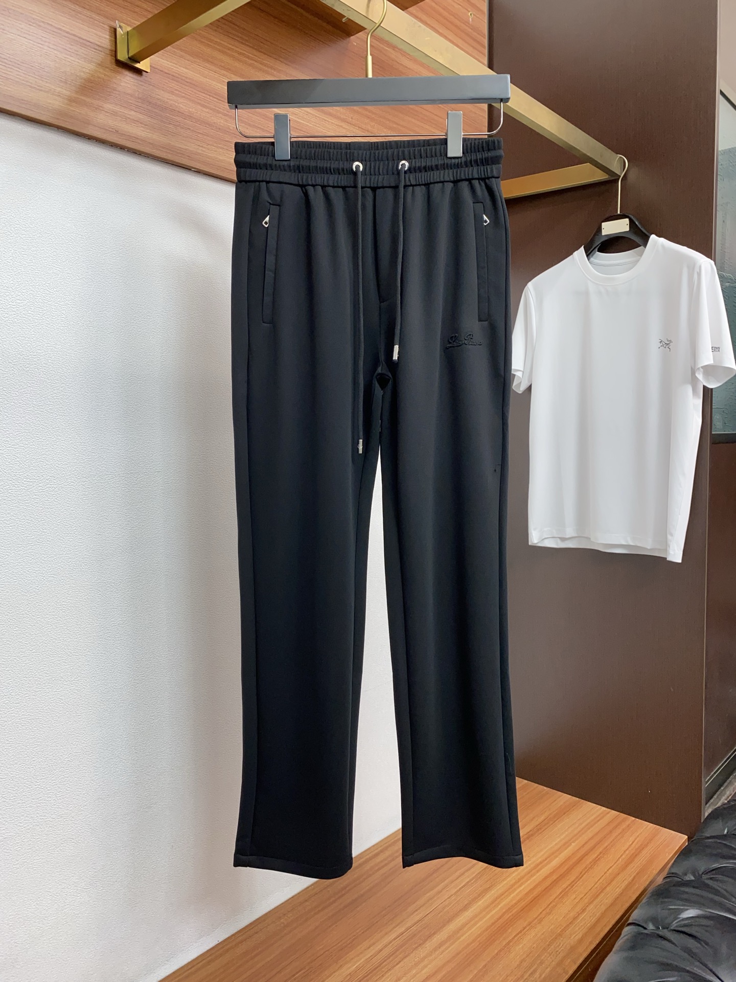 loro Piana 诺悠翩雅 专柜新品同步上市。原单订制高品质时尚休闲裤。超级百搭款。独家定制面料，手