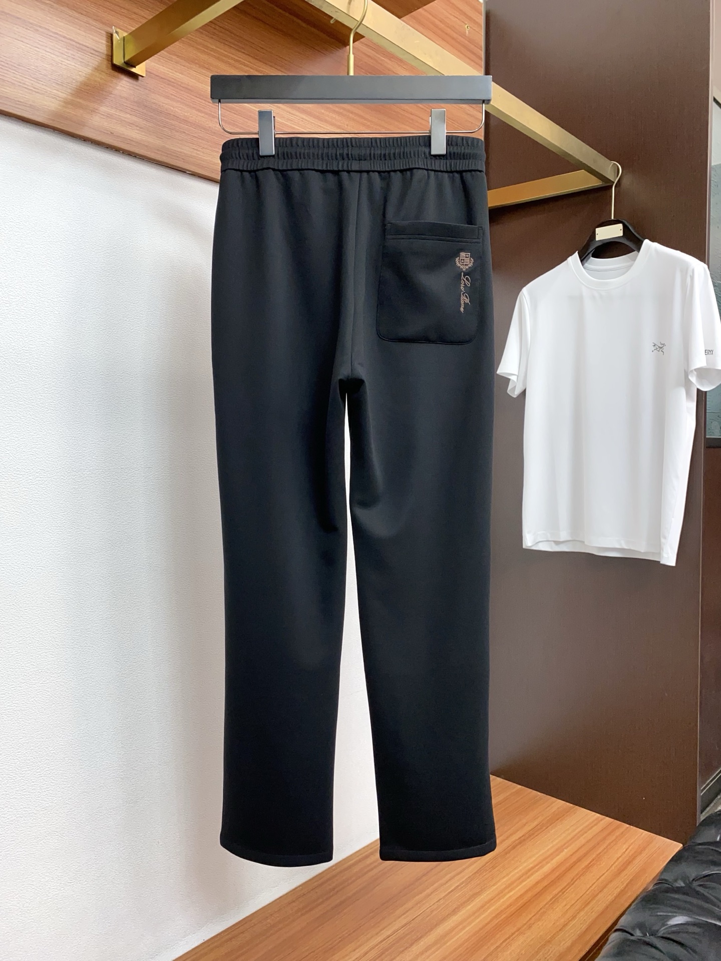 loro Piana 诺悠翩雅 专柜新品同步上市。原单订制高品质时尚休闲裤。超级百搭款。独家定制面料，手