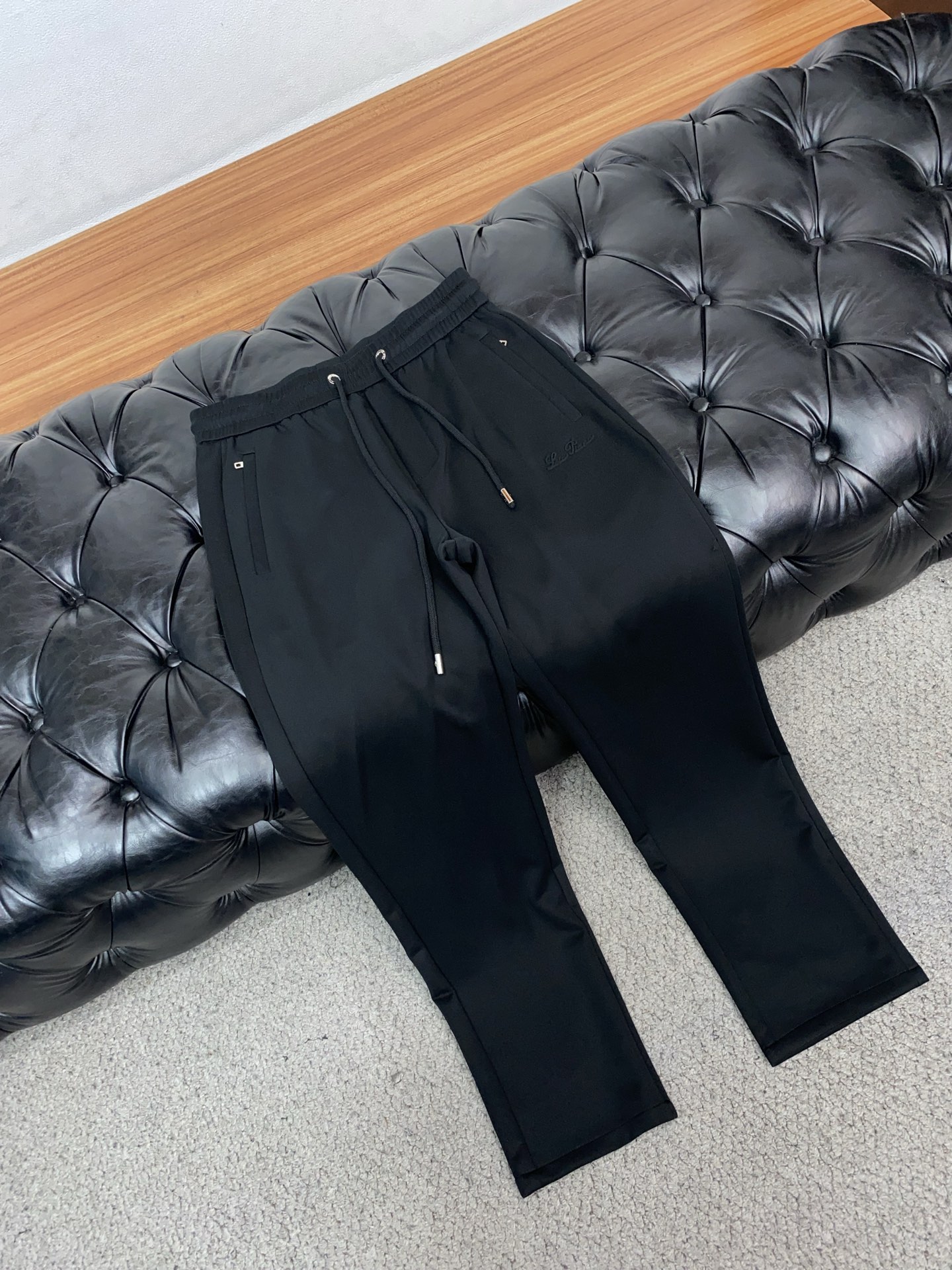 loro Piana 诺悠翩雅 专柜新品同步上市。原单订制高品质时尚休闲裤。超级百搭款。独家定制面料，手