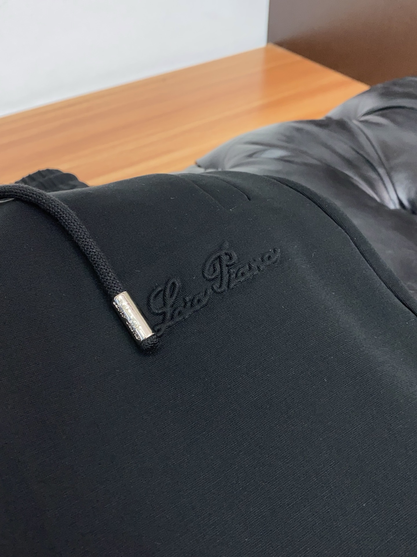 loro Piana 诺悠翩雅 专柜新品同步上市。原单订制高品质时尚休闲裤。超级百搭款。独家定制面料，手