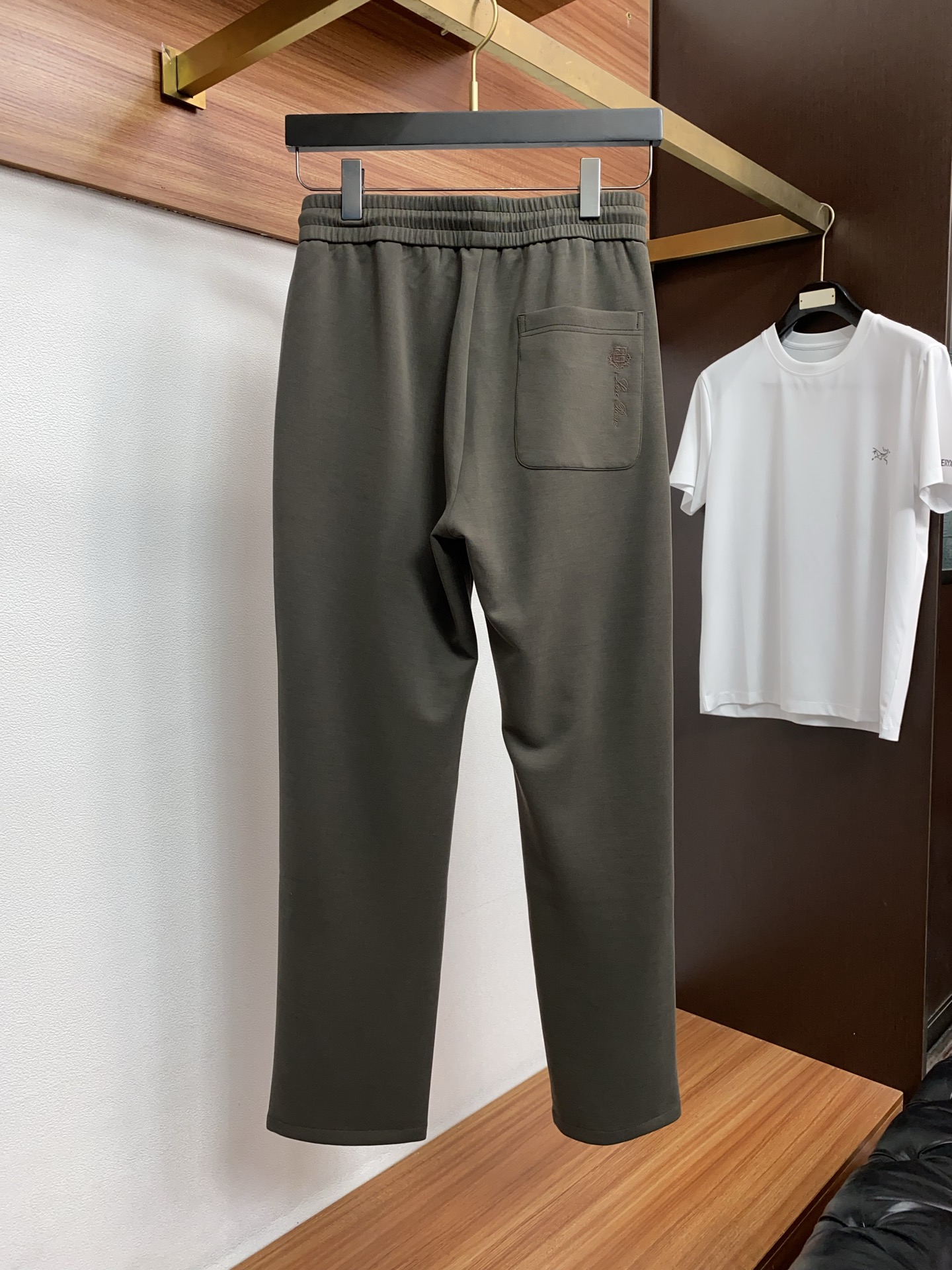 loro Piana 诺悠翩雅 专柜新品同步上市。原单订制高品质时尚休闲裤。超级百搭款。独家定制面料，手