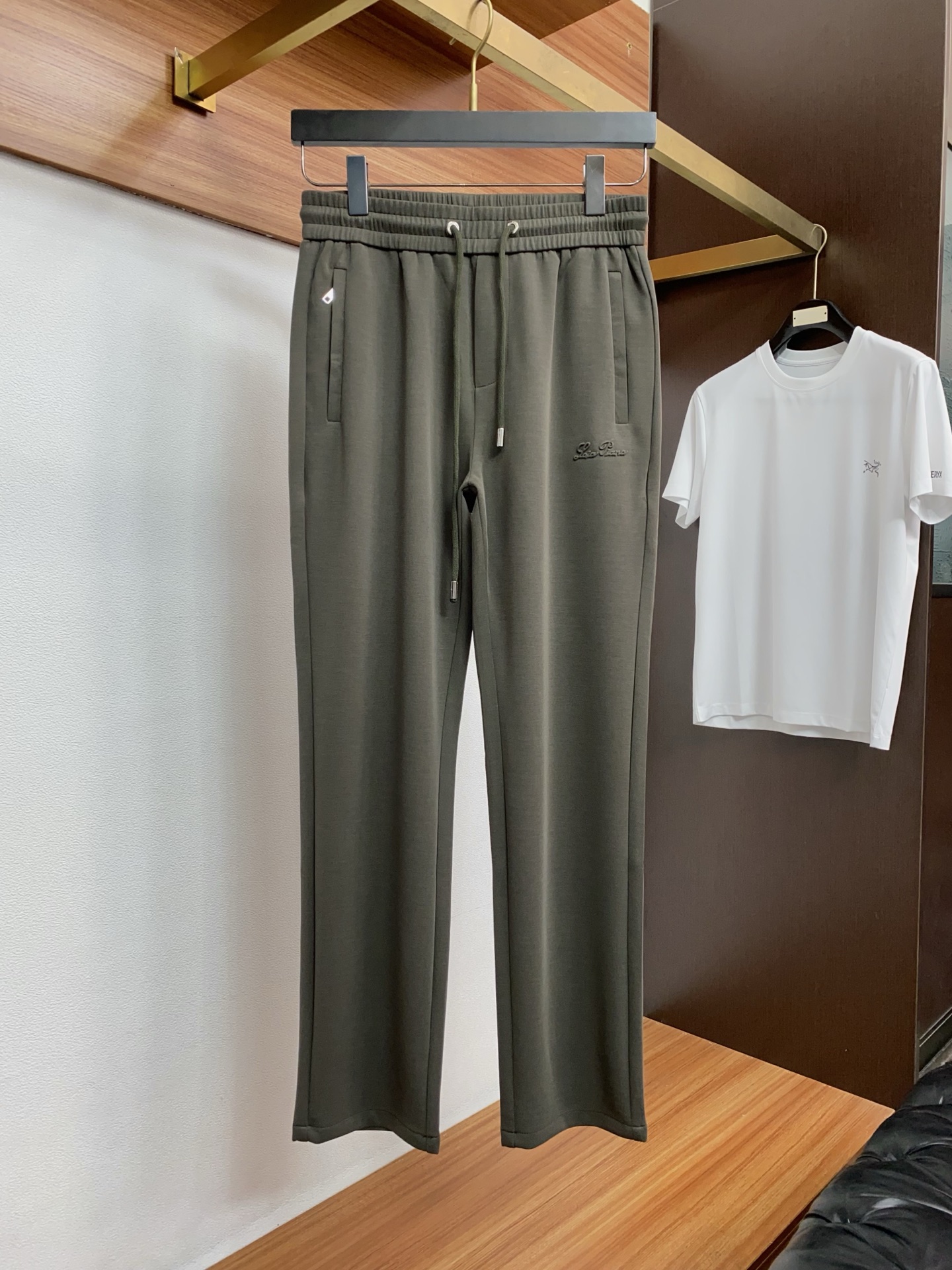loro Piana 诺悠翩雅 专柜新品同步上市。原单订制高品质时尚休闲裤。超级百搭款。独家定制面料，手