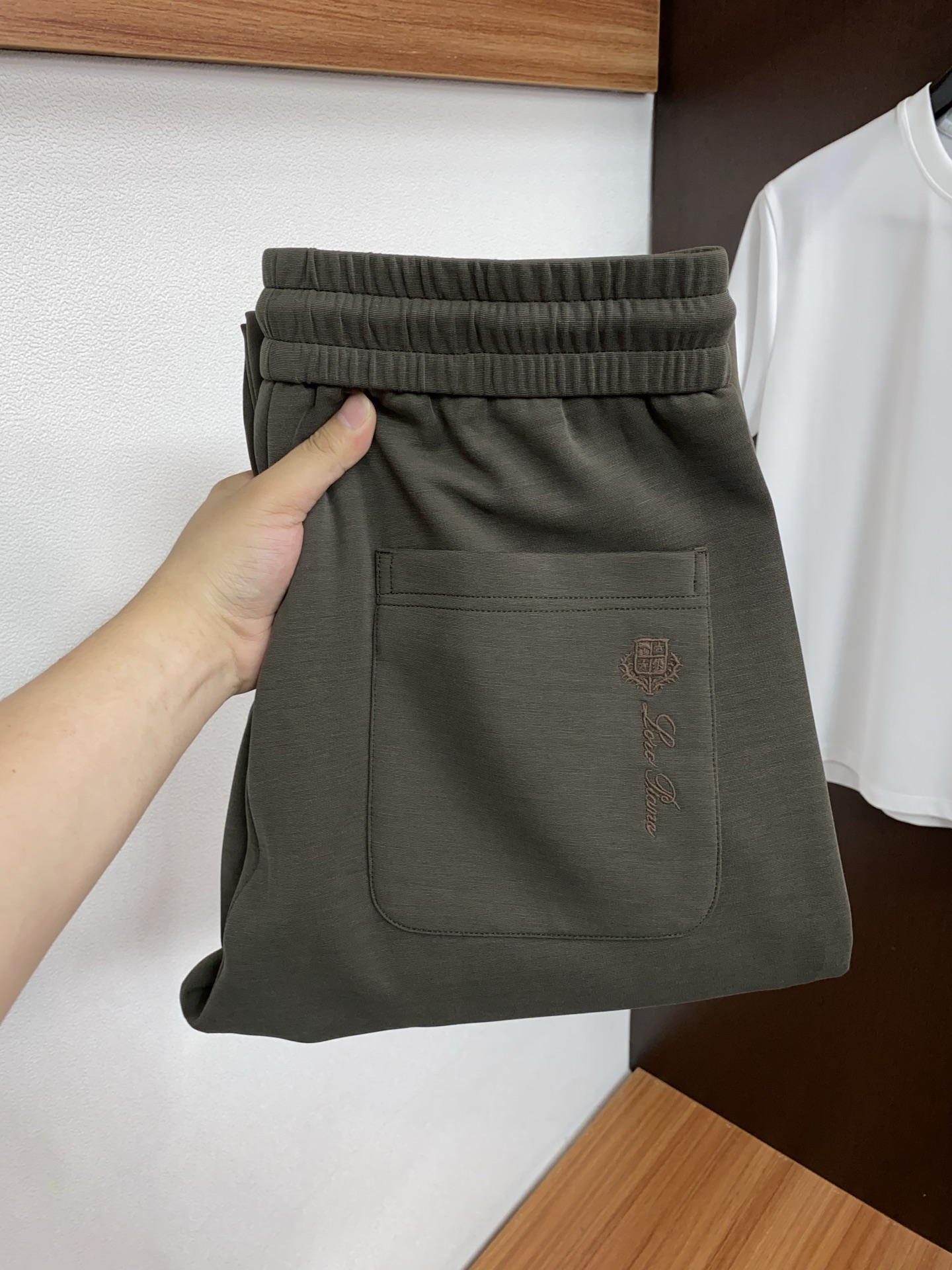 loro Piana 诺悠翩雅 专柜新品同步上市。原单订制高品质时尚休闲裤。超级百搭款。独家定制面料，手