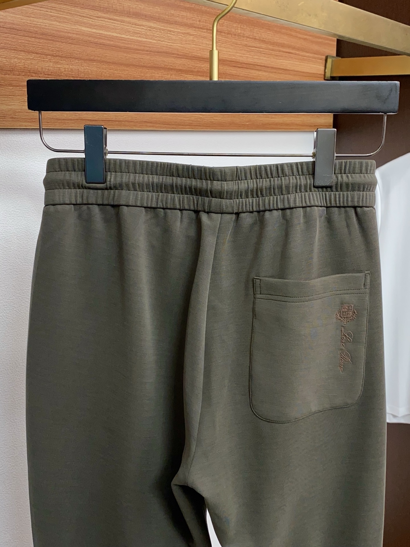 loro Piana 诺悠翩雅 专柜新品同步上市。原单订制高品质时尚休闲裤。超级百搭款。独家定制面料，手