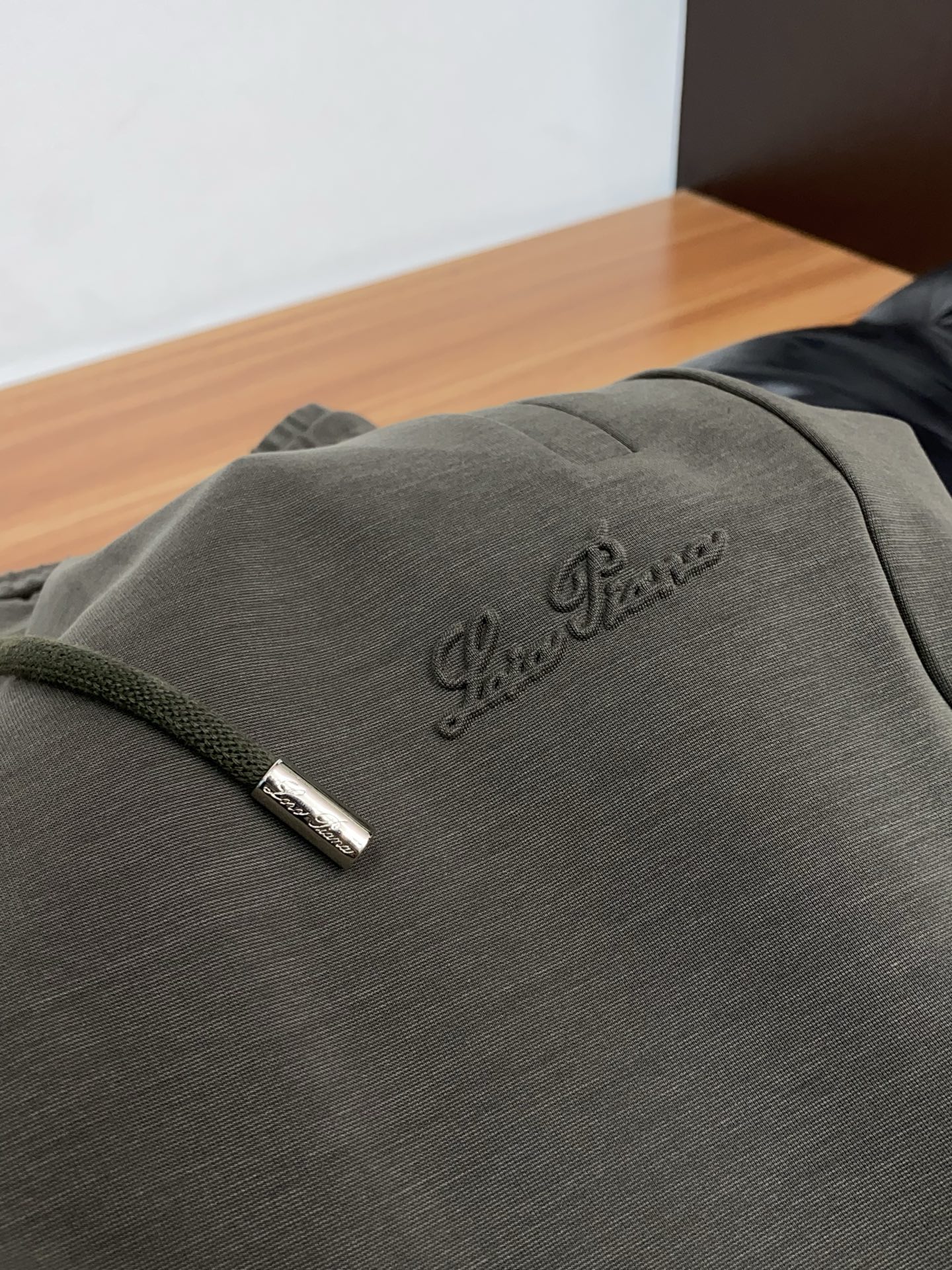 loro Piana 诺悠翩雅 专柜新品同步上市。原单订制高品质时尚休闲裤。超级百搭款。独家定制面料，手