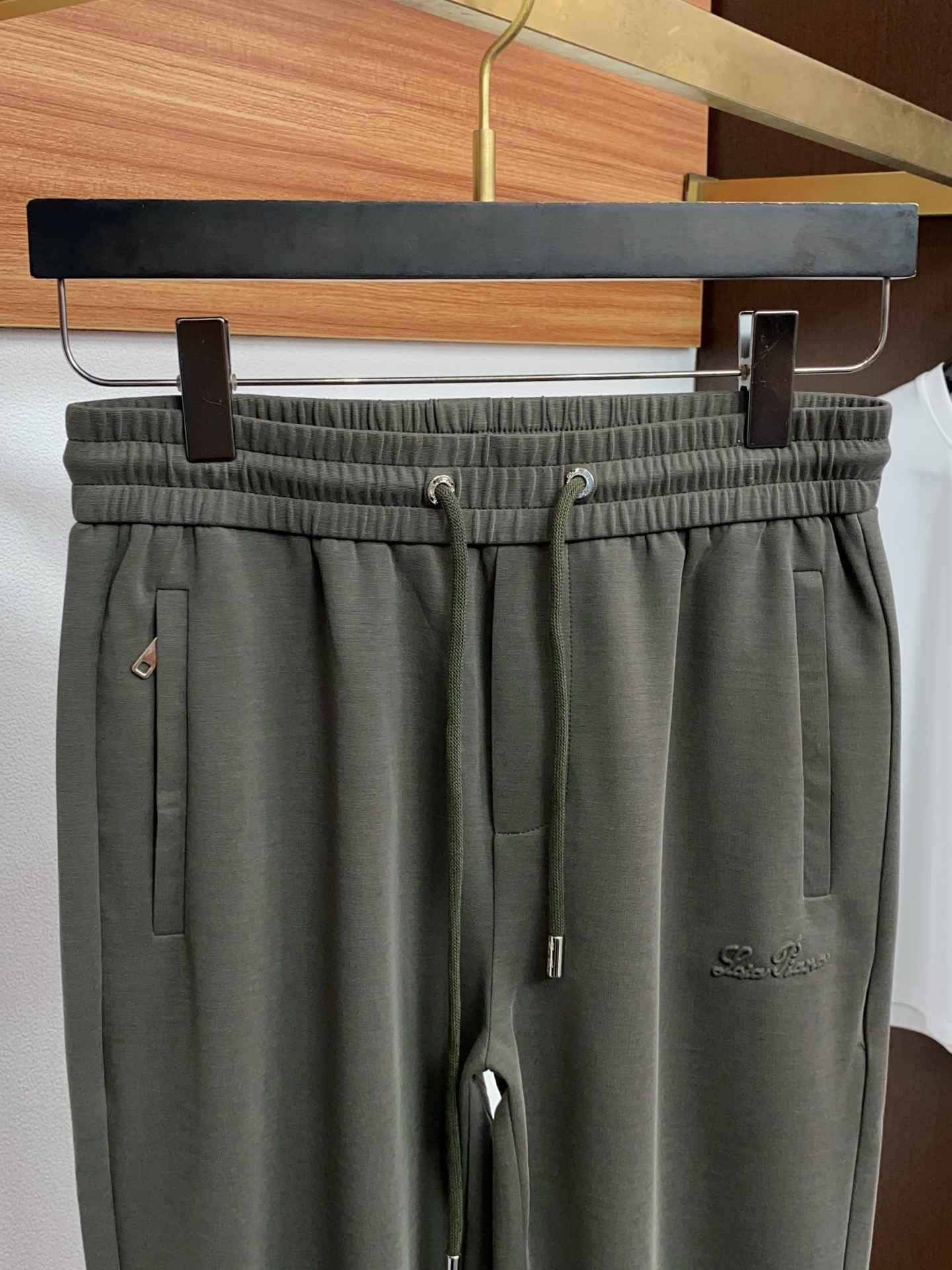 loro Piana 诺悠翩雅 专柜新品同步上市。原单订制高品质时尚休闲裤。超级百搭款。独家定制面料，手