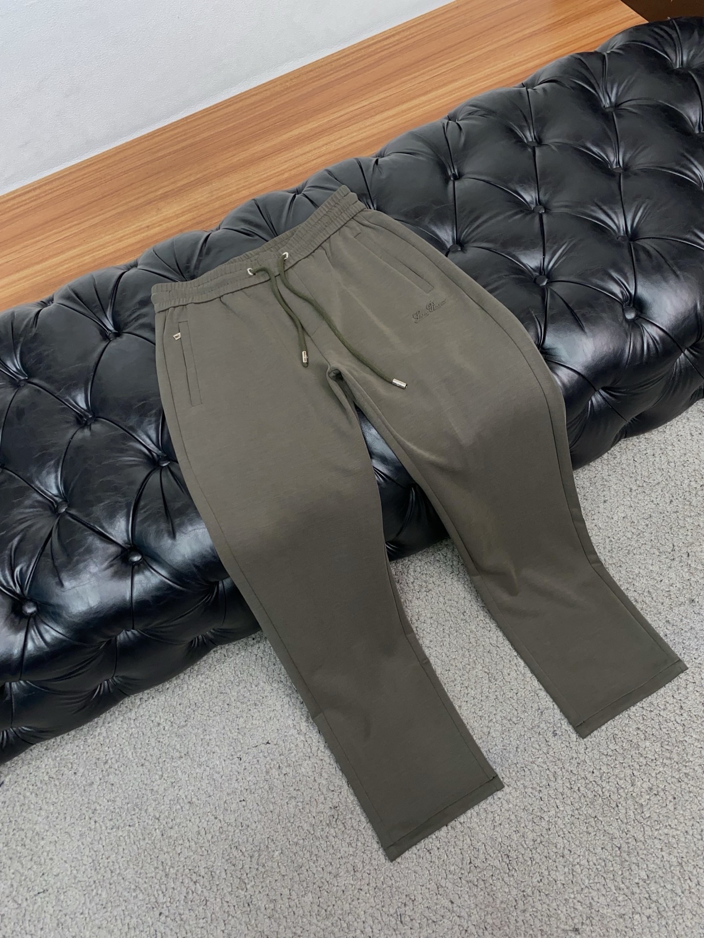 loro Piana 诺悠翩雅 专柜新品同步上市。原单订制高品质时尚休闲裤。超级百搭款。独家定制面料，手