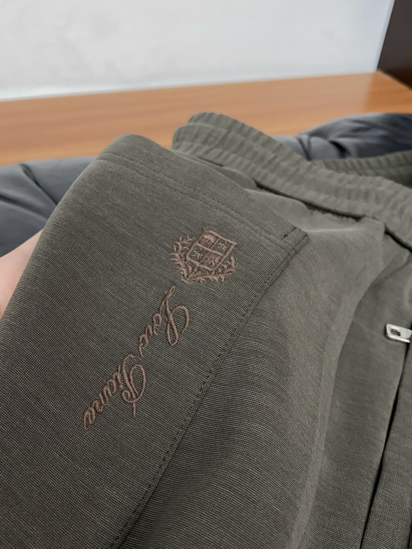 loro Piana 诺悠翩雅 专柜新品同步上市。原单订制高品质时尚休闲裤。超级百搭款。独家定制面料，手