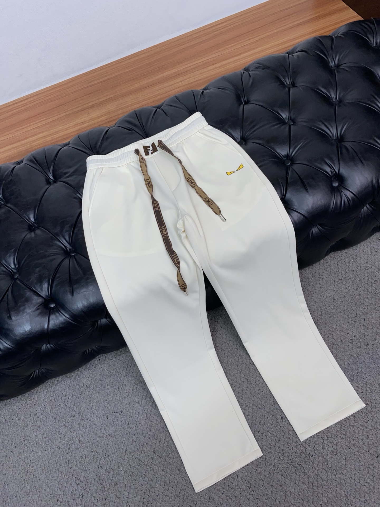 芬迪 专柜新品同步上市。原单订制高品质时尚休闲裤。超级百搭款。独家定制面料，手感细腻柔软，贴身舒适，上身
