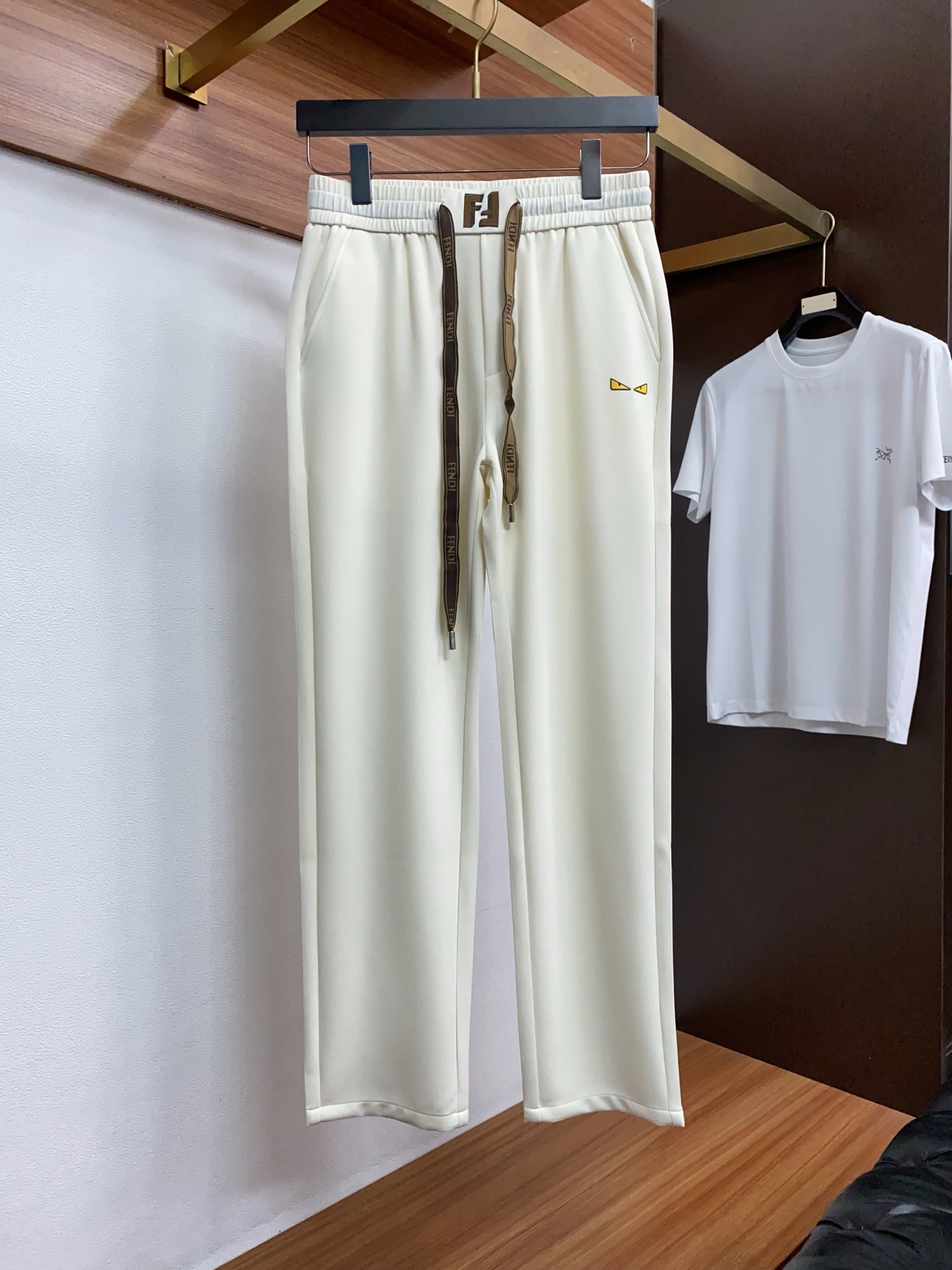 芬迪 专柜新品同步上市。原单订制高品质时尚休闲裤。超级百搭款。独家定制面料，手感细腻柔软，贴身舒适，上身