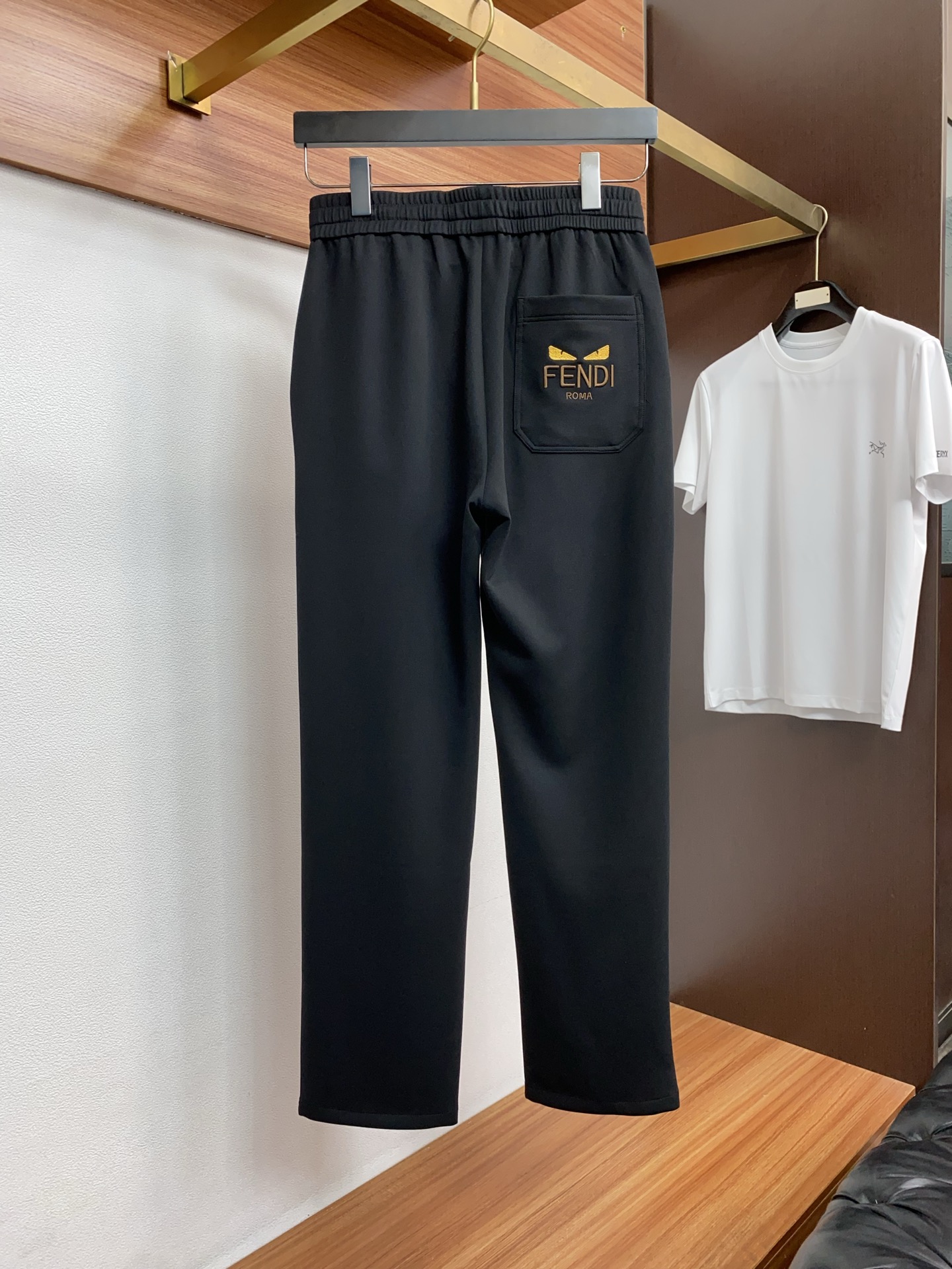 芬迪 专柜新品同步上市。原单订制高品质时尚休闲裤。超级百搭款。独家定制面料，手感细腻柔软，贴身舒适，上身