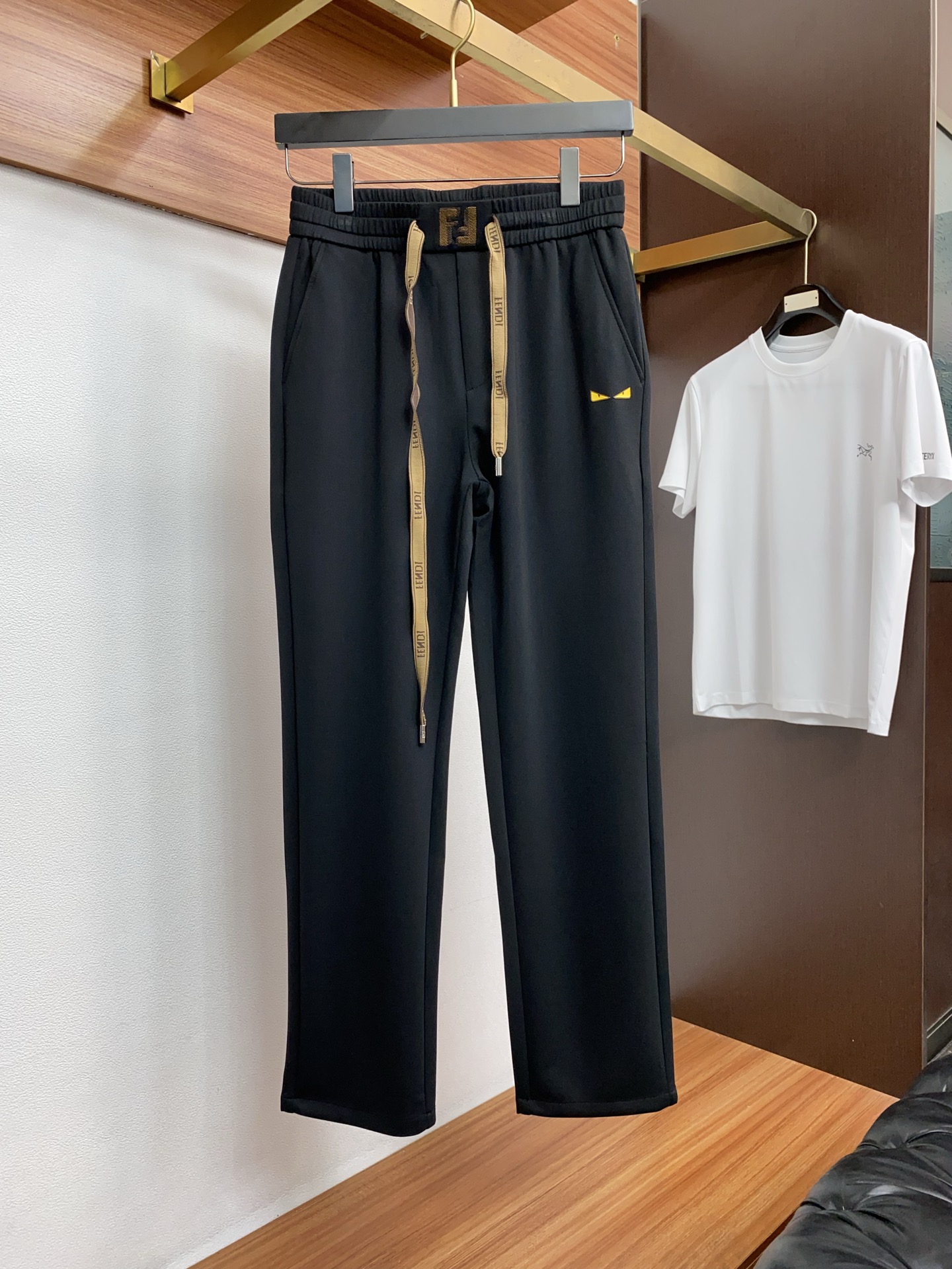 芬迪 专柜新品同步上市。原单订制高品质时尚休闲裤。超级百搭款。独家定制面料，手感细腻柔软，贴身舒适，上身