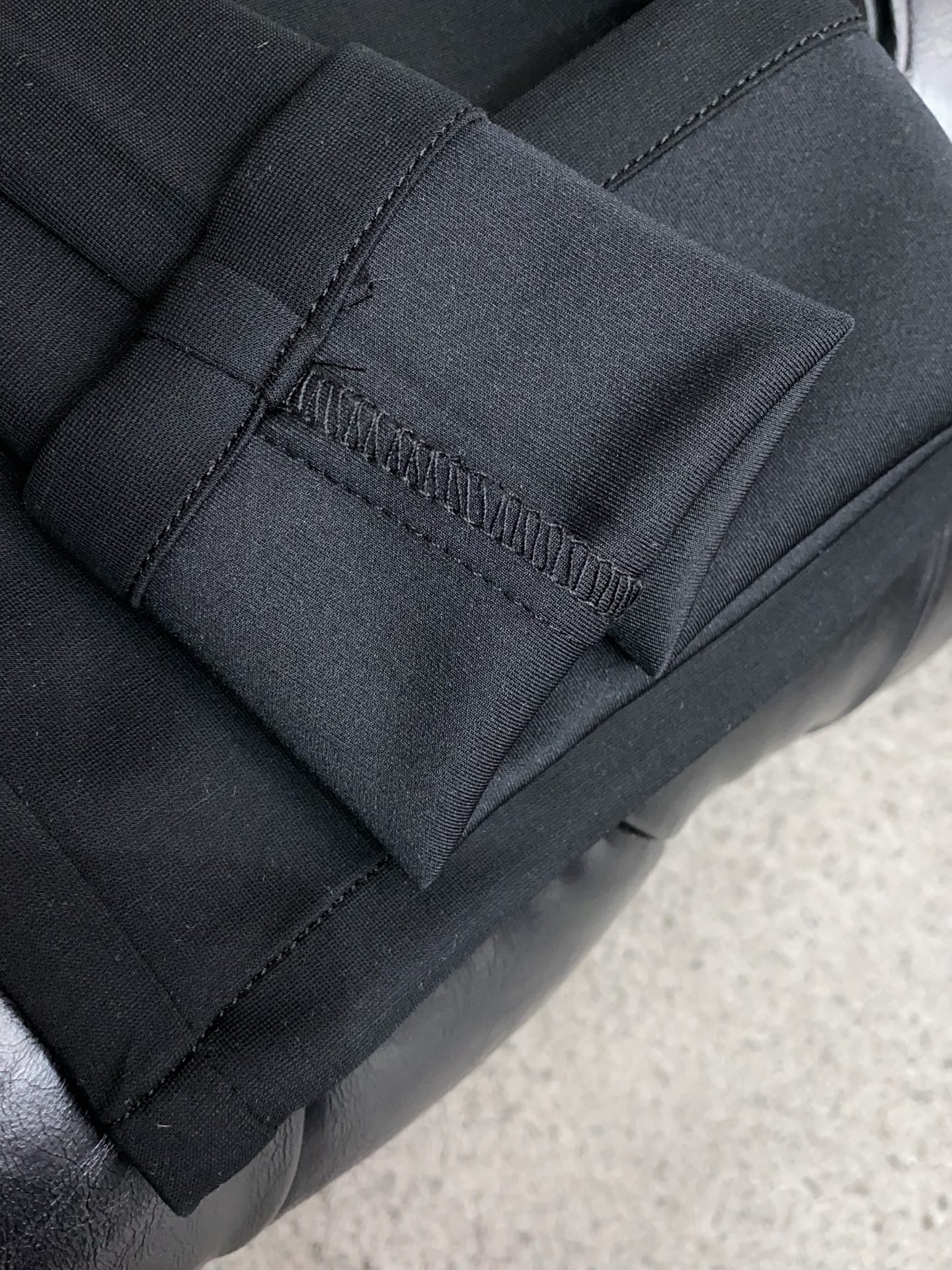 芬迪 专柜新品同步上市。原单订制高品质时尚休闲裤。超级百搭款。独家定制面料，手感细腻柔软，贴身舒适，上身