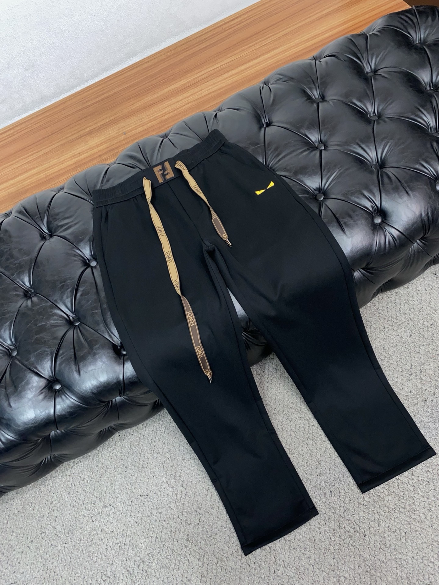 芬迪 专柜新品同步上市。原单订制高品质时尚休闲裤。超级百搭款。独家定制面料，手感细腻柔软，贴身舒适，上身