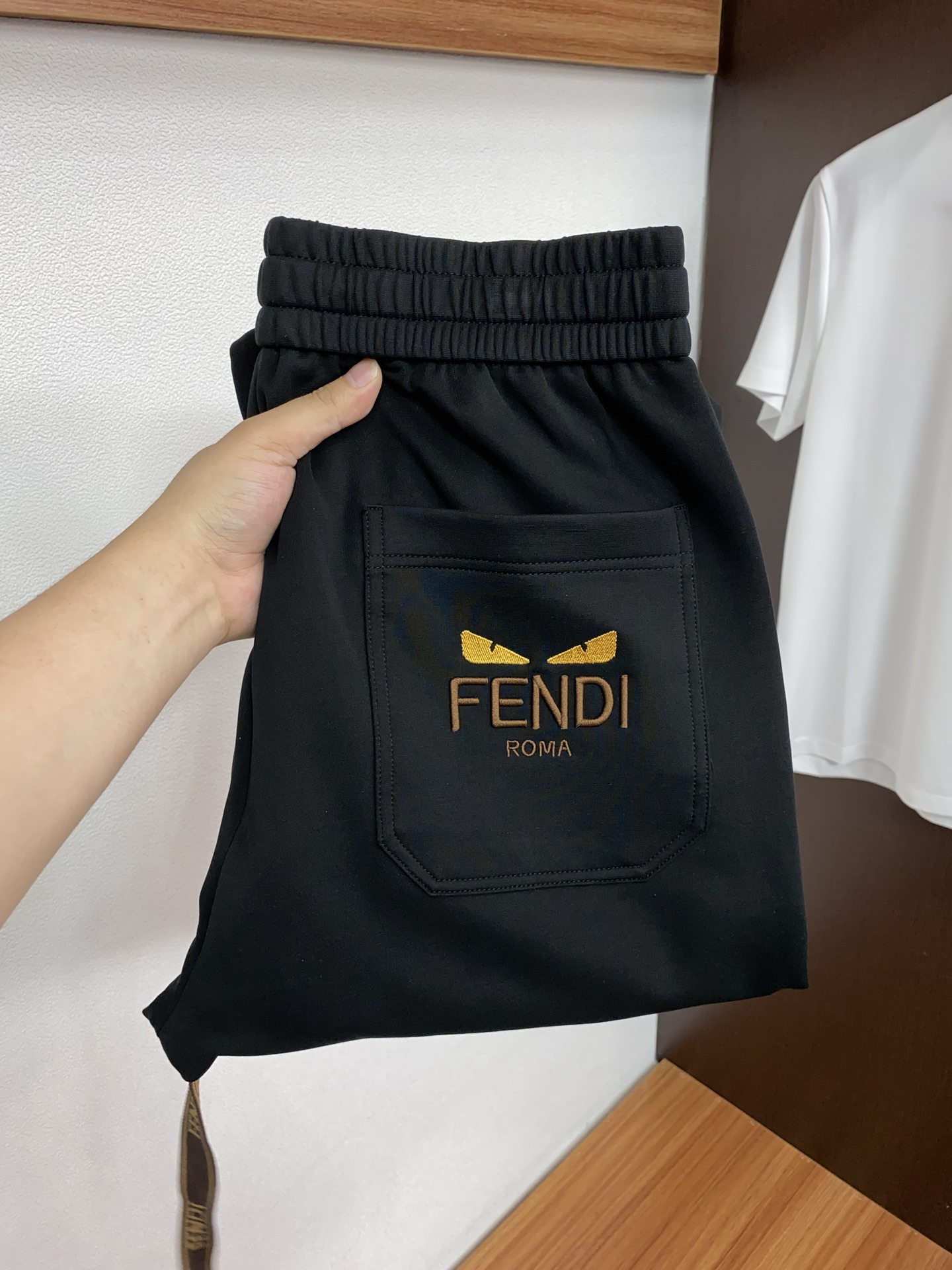 芬迪 专柜新品同步上市。原单订制高品质时尚休闲裤。超级百搭款。独家定制面料，手感细腻柔软，贴身舒适，上身