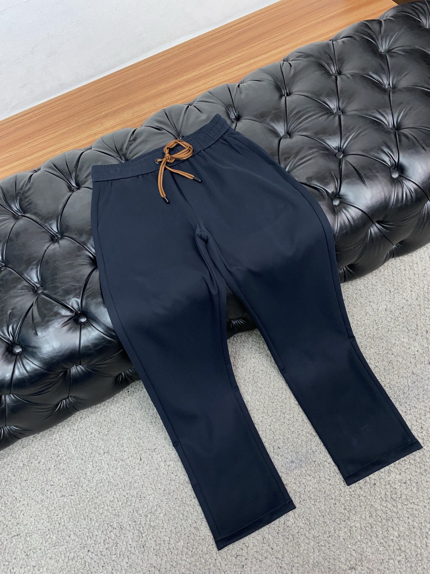 杰尼亚 专柜新品同步上市。原单订制高品质时尚休闲裤。超级百搭款。独家定制面料，手感细腻柔软，贴身舒适，上