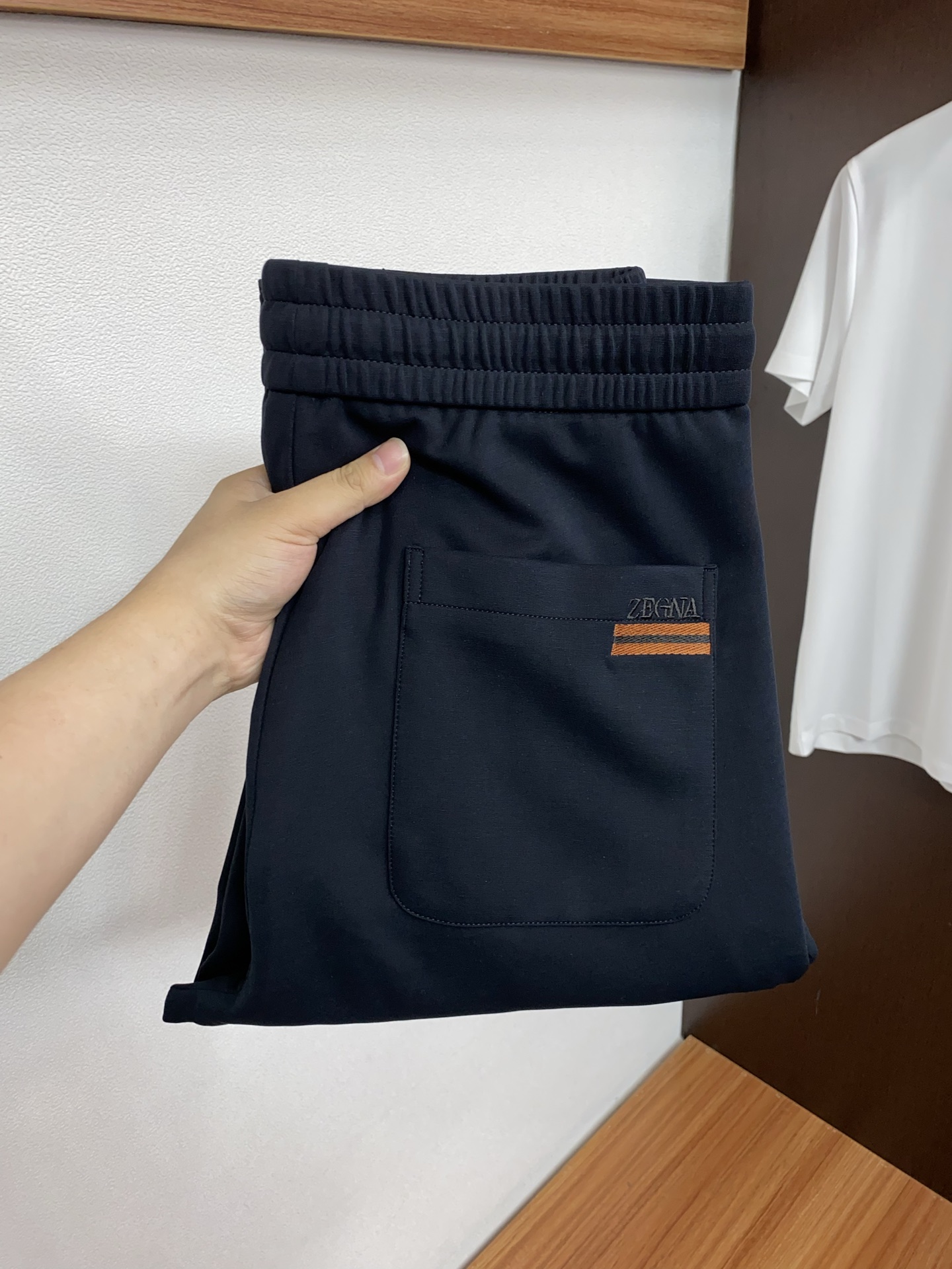杰尼亚 专柜新品同步上市。原单订制高品质时尚休闲裤。超级百搭款。独家定制面料，手感细腻柔软，贴身舒适，上