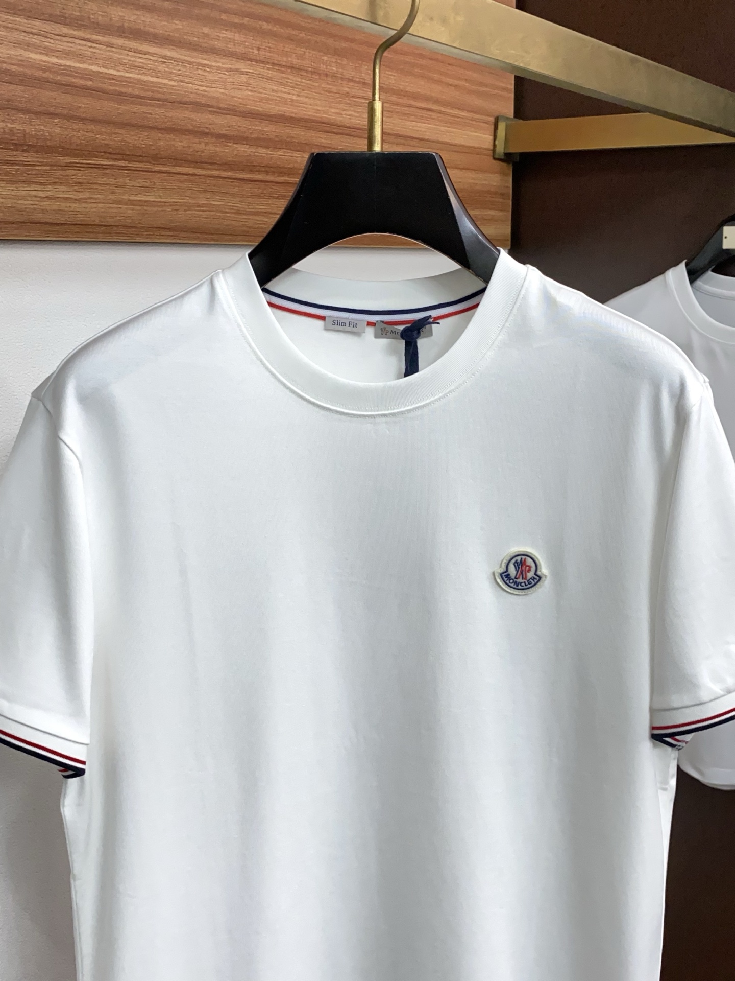 蒙口 正码 M-3xL 26SS早春短袖T恤甄选软糯亲肤的全棉面料制成，标准版圆领短袖裁剪，更适合日常穿
