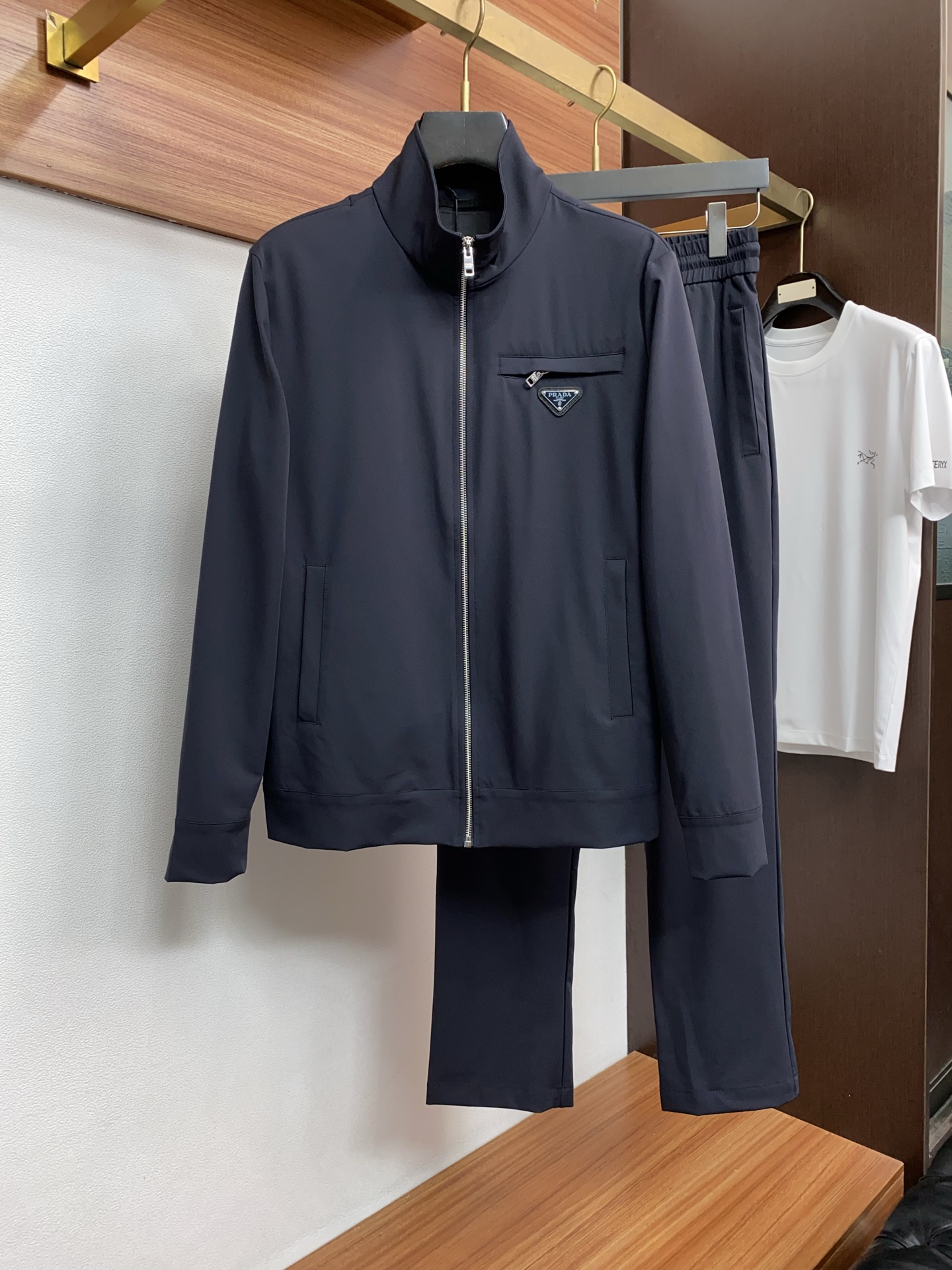 /套 可拆 普拉达 春夏最新品套装-专柜同步有售，原单狠货休闲时尚套装，上身很有特点！吸睛而有亮点，进口