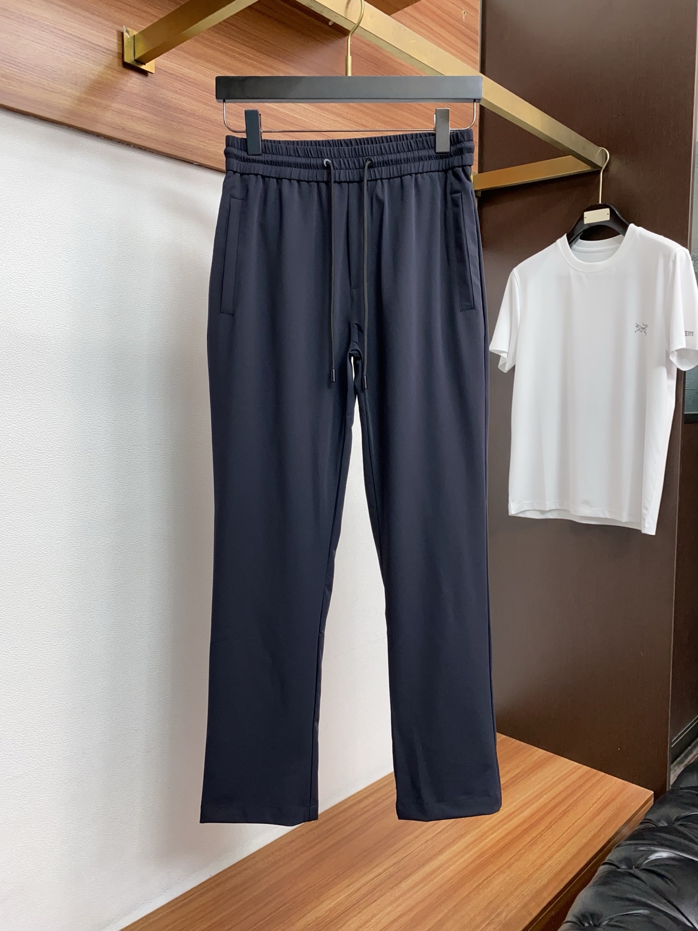 /套 可拆 普拉达 春夏最新品套装-专柜同步有售，原单狠货休闲时尚套装，上身很有特点！吸睛而有亮点，进口