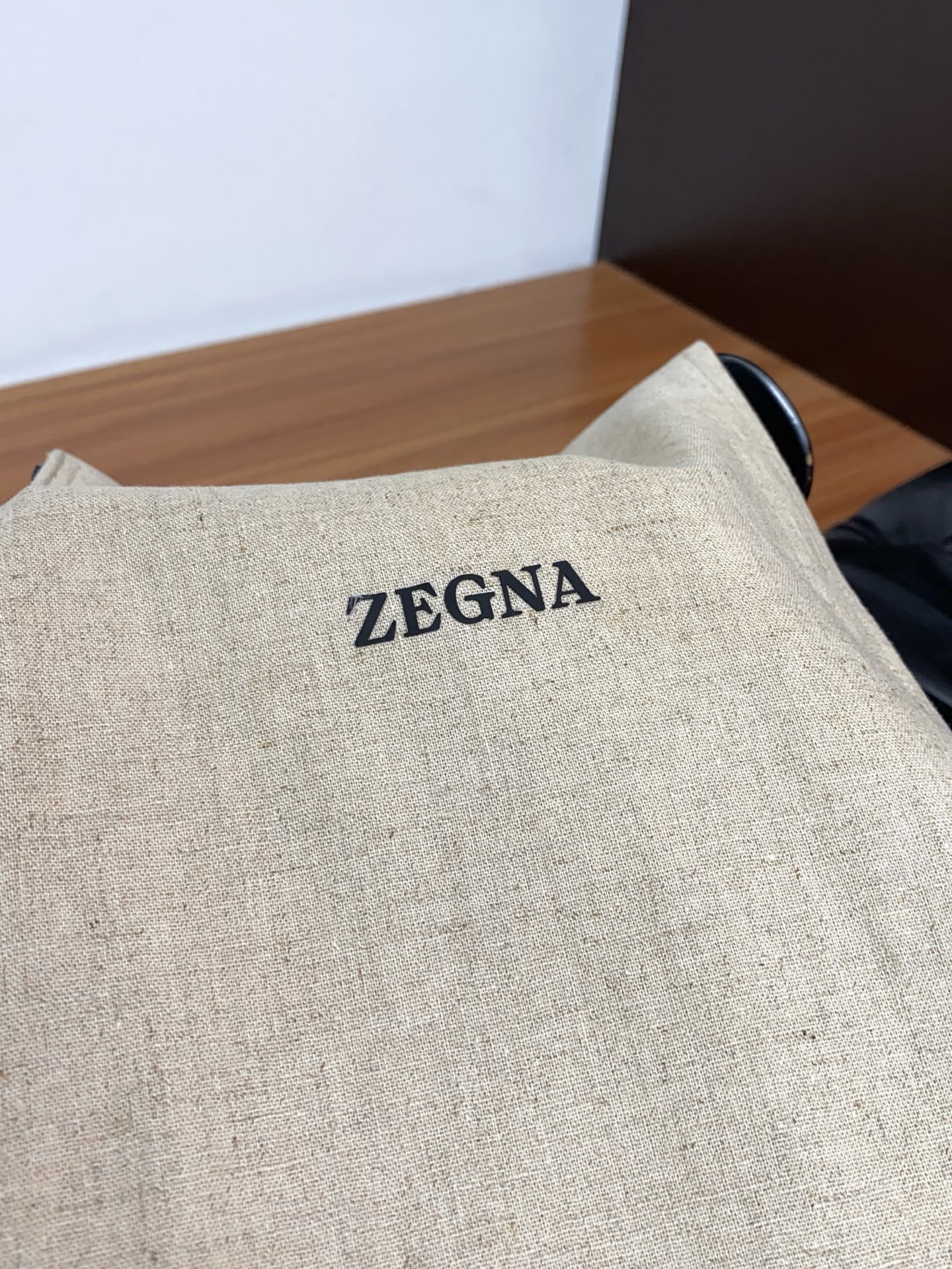 杰尼亚 2026新款男士休闲定制麻料马甲夹克外套。穿上简约干练的休闲外套，瞬间重回时髦霸气，又是活力满满
