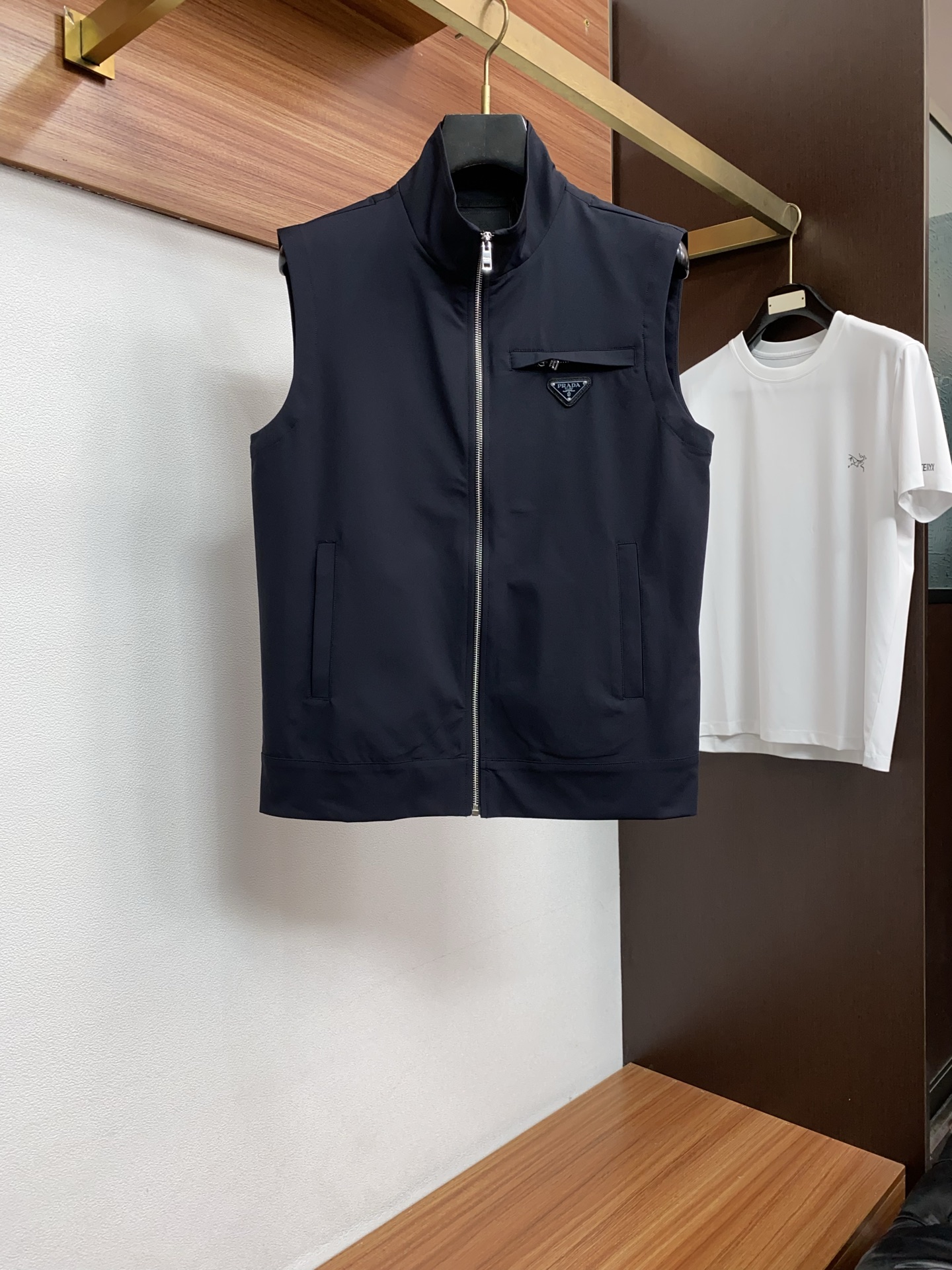 普拉达 2026新款男士休闲定制马甲夹克外套。穿上简约干练的休闲外套，瞬间重回时髦霸气，又是活力满满的状