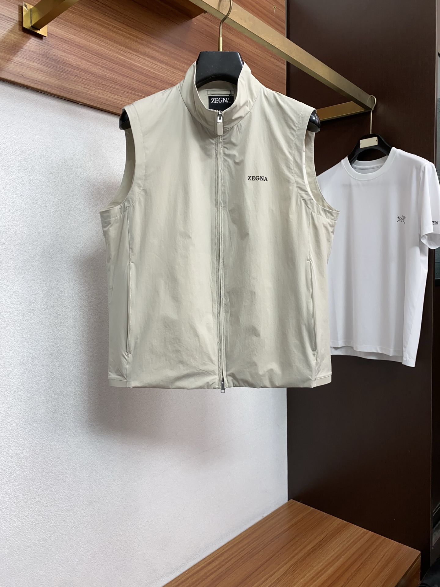 杰尼亚 2026新款男士休闲定制马甲夹克外套。穿上简约干练的休闲外套，瞬间重回时髦霸气，又是活力满满的状