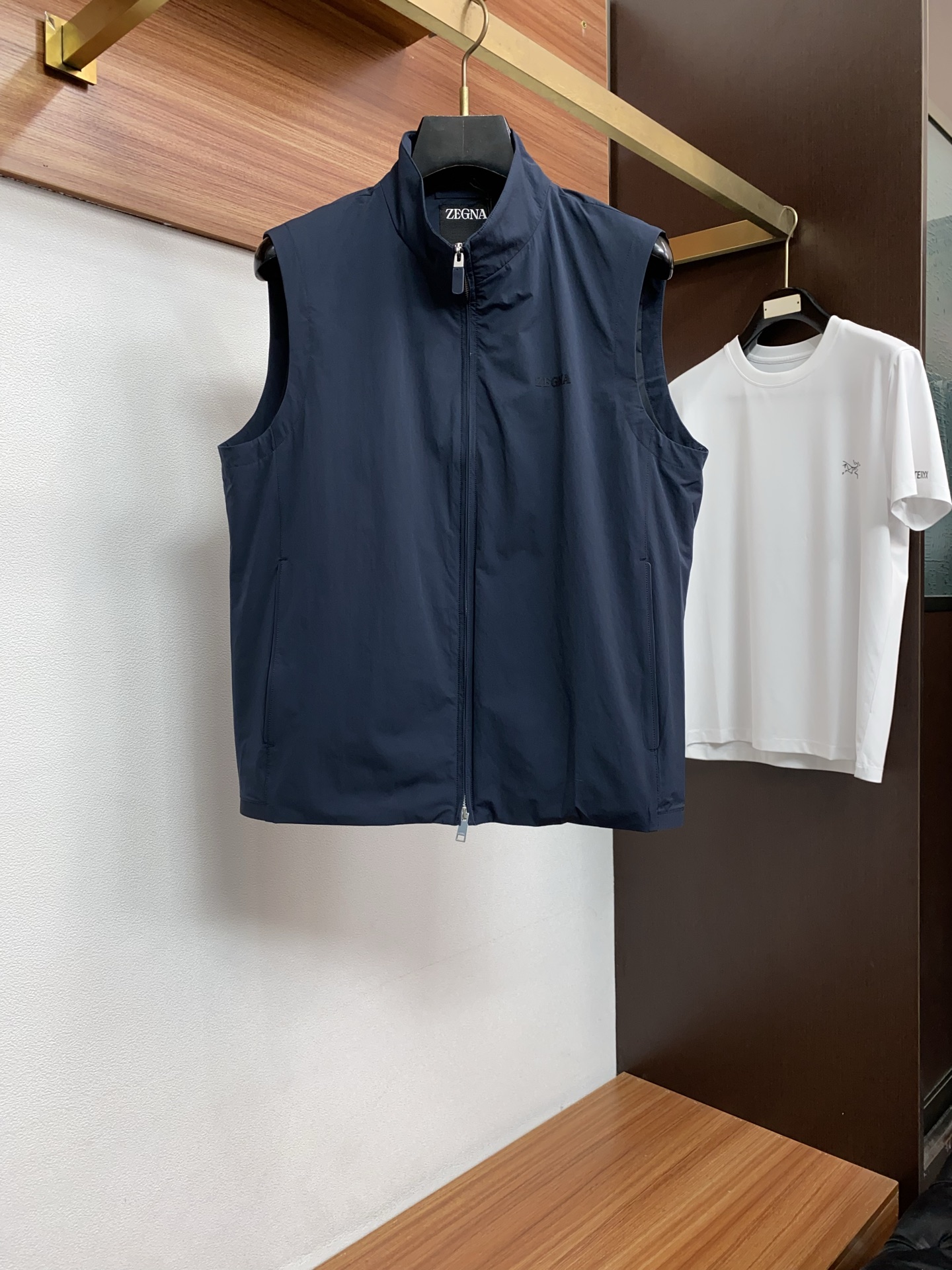 杰尼亚 2026新款男士休闲定制马甲夹克外套。穿上简约干练的休闲外套，瞬间重回时髦霸气，又是活力满满的状