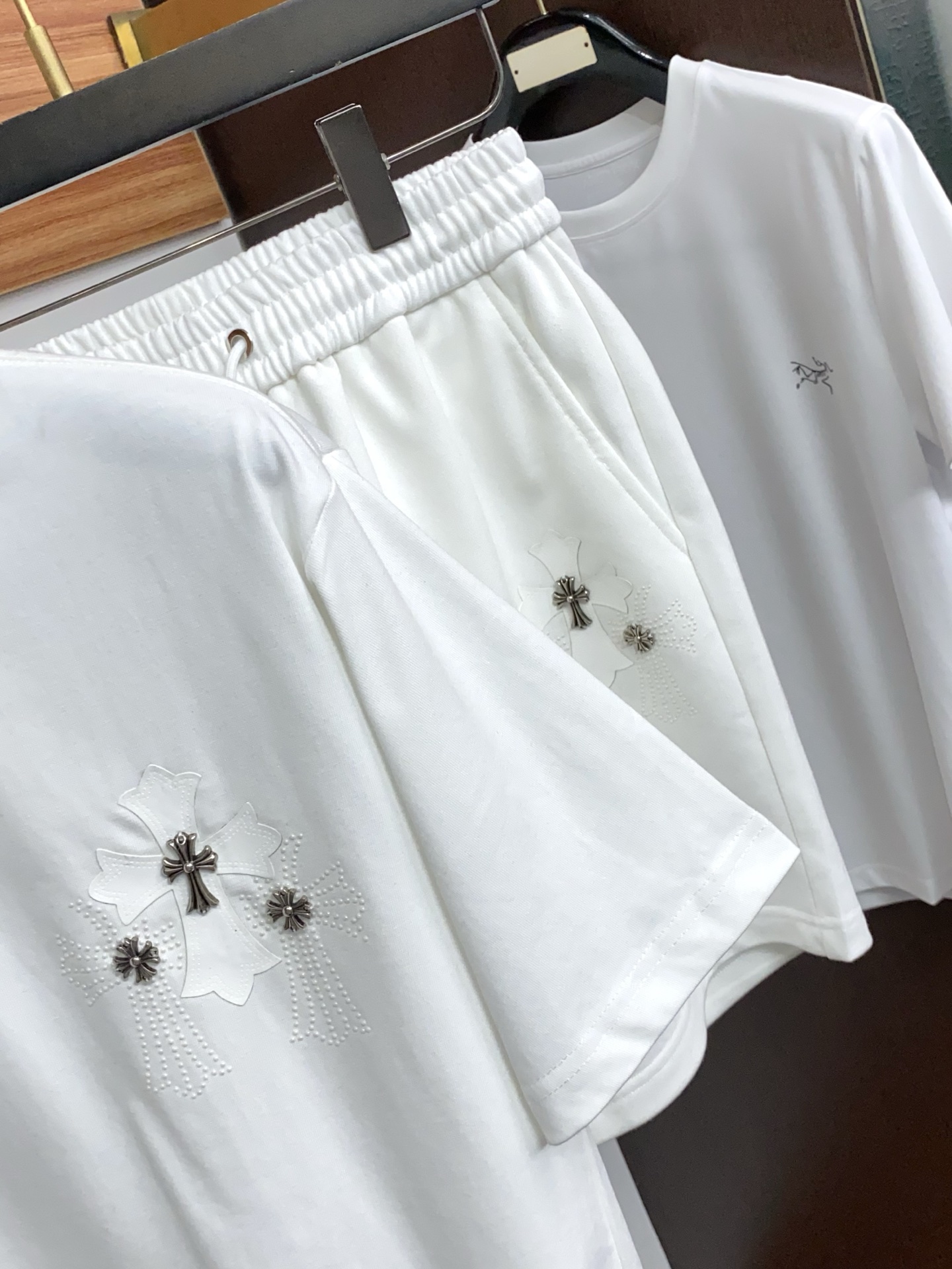 克罗心 𝟐6𝐬s 春夏 短袖套装 微宽松版型 品牌经典LOGO 工艺精致 100%纯棉 休闲百搭 【码数