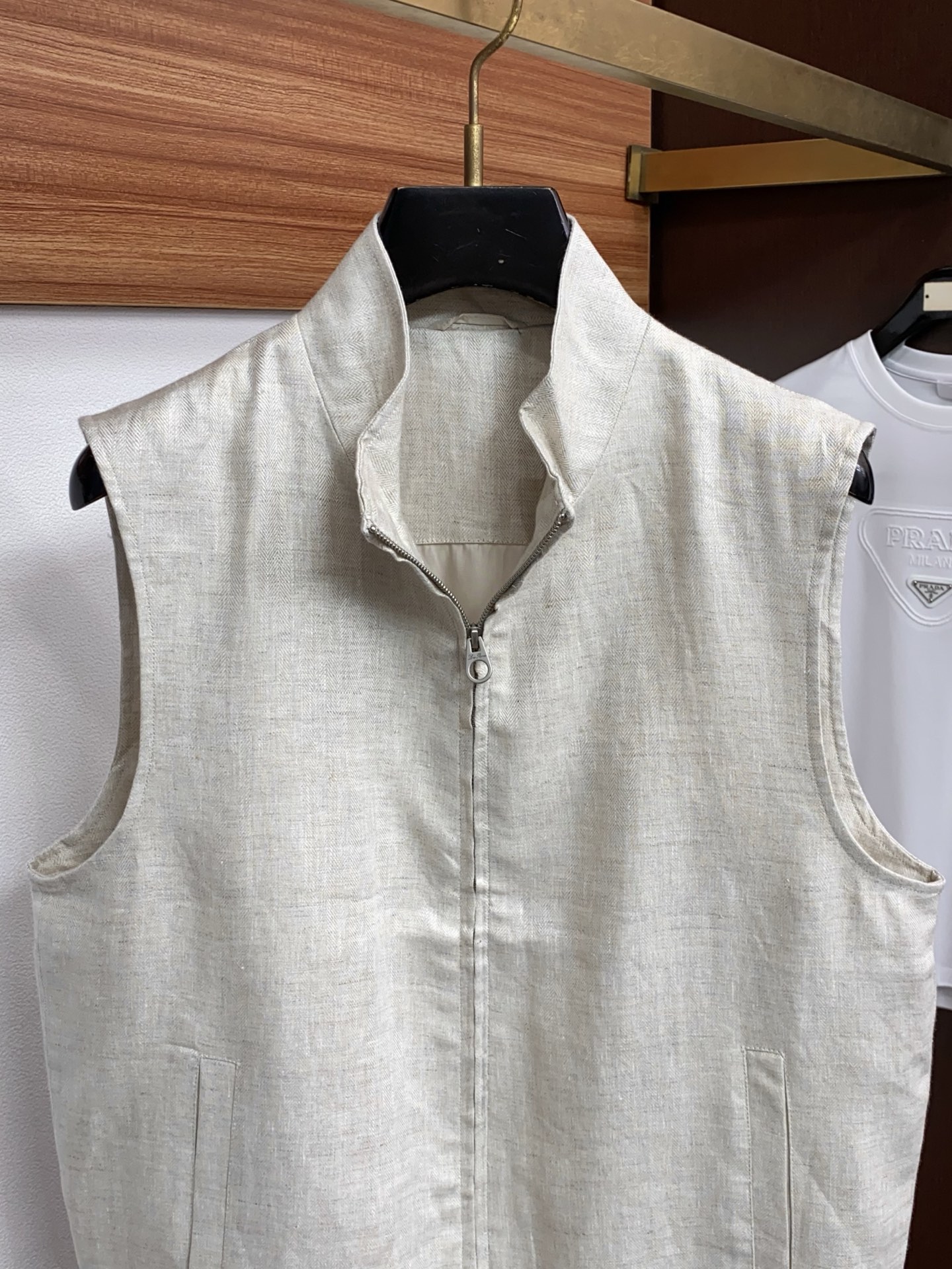 loro Piana 诺悠翩雅 2026新款男士休闲休闲麻棉马甲夹克外套。穿上简约干练的休闲外套，瞬间重
